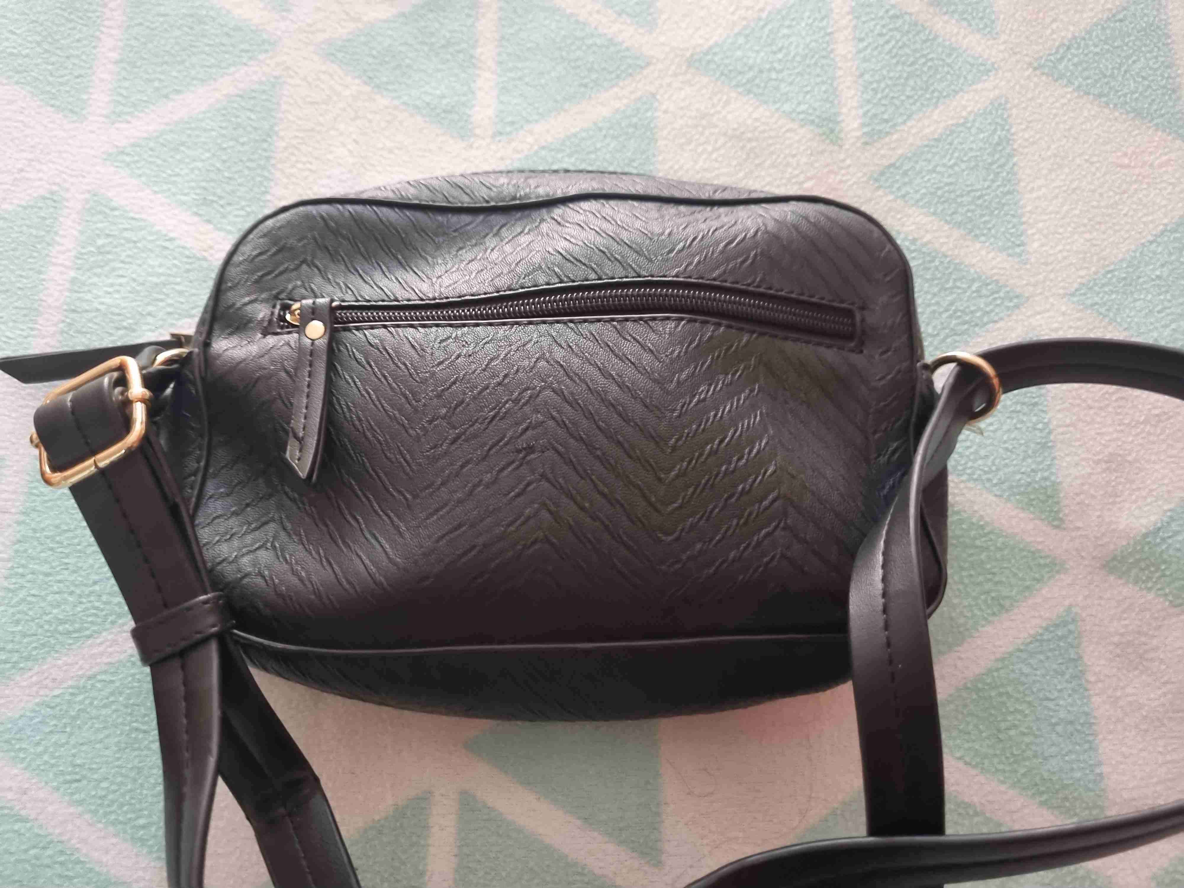 Cartera negra con diseño texturizado - miniatura 3