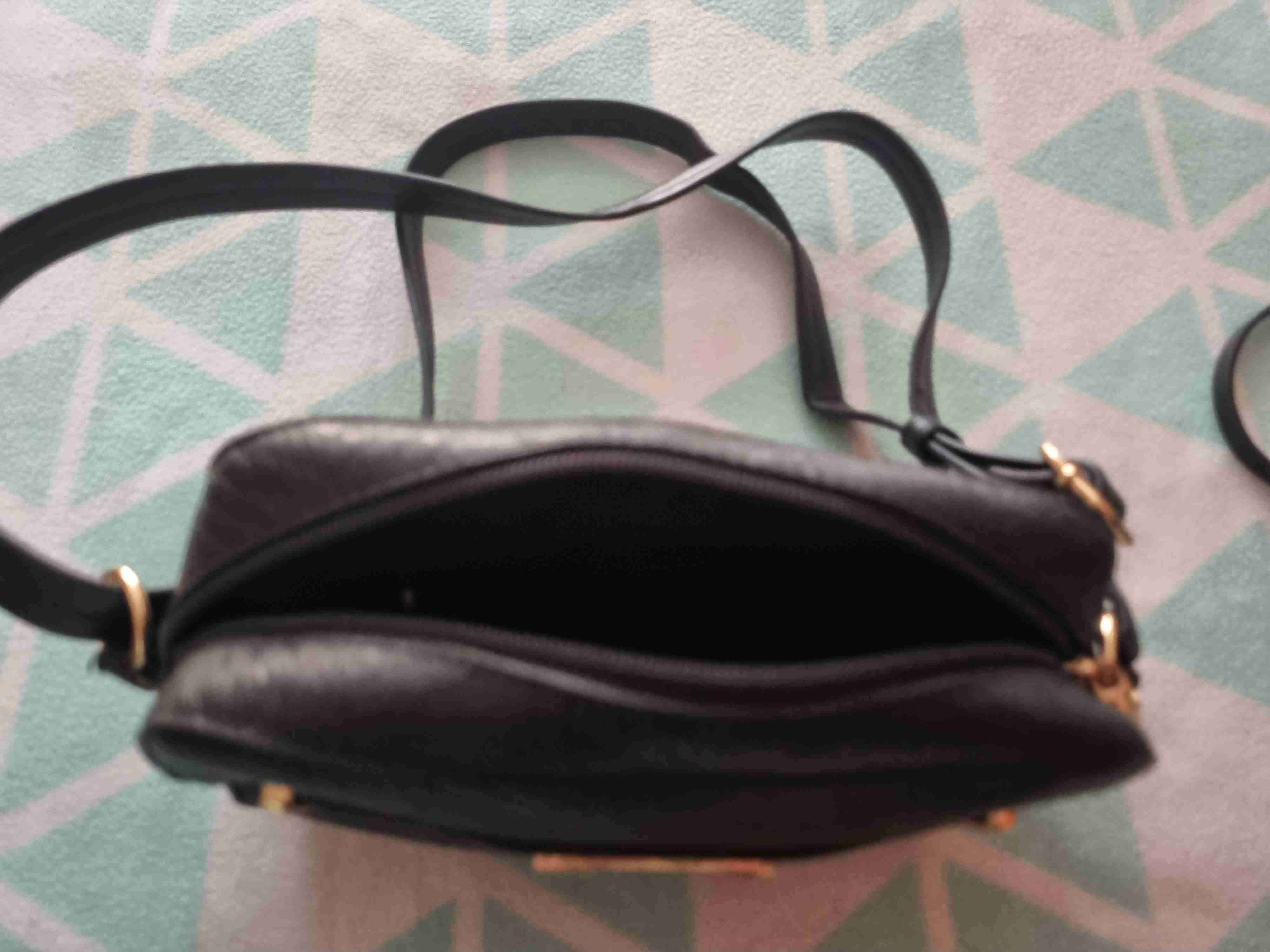 Cartera negra con diseño texturizado - miniatura 4