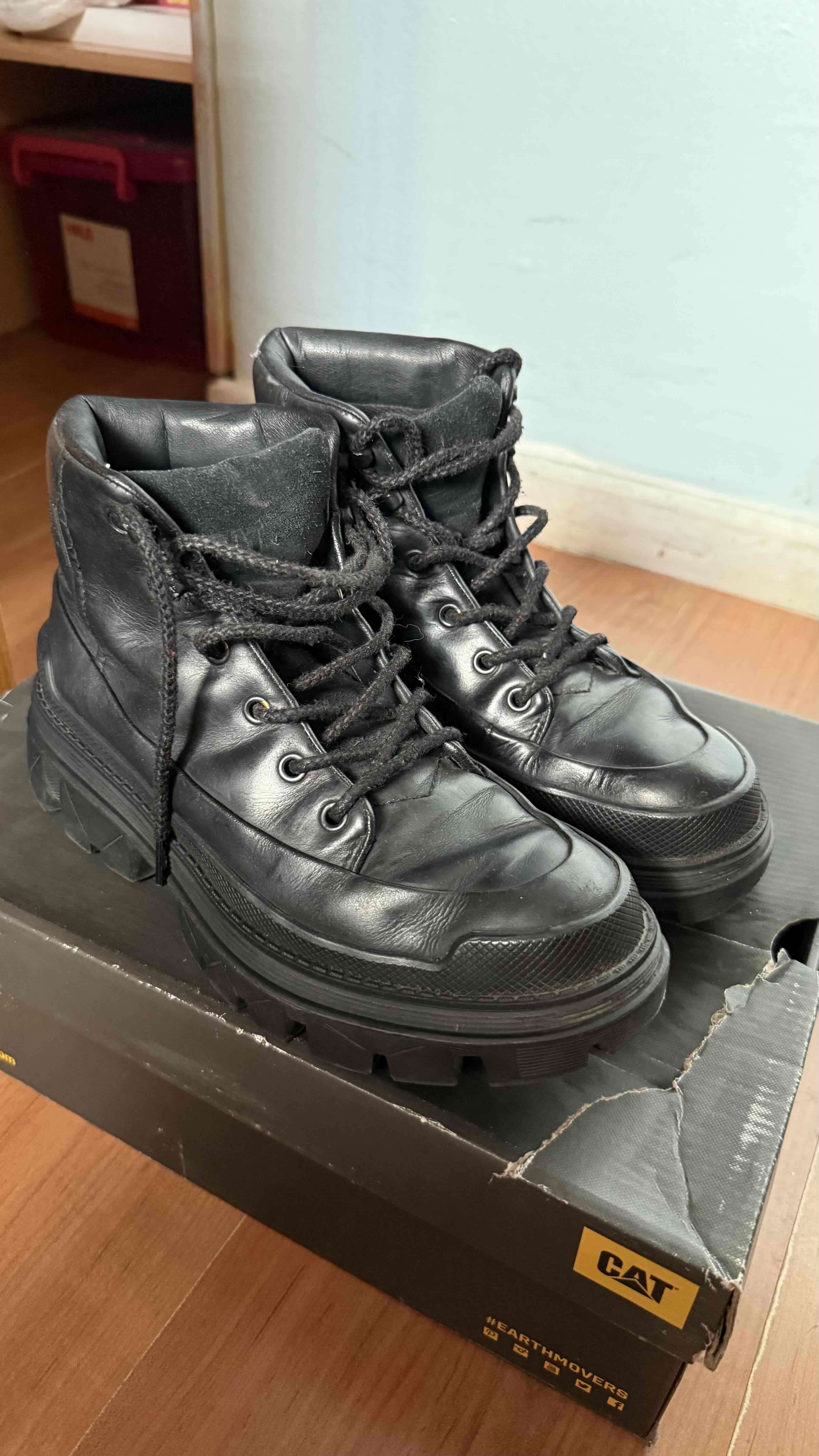 Botas negras CAT en buen estado - miniatura 1