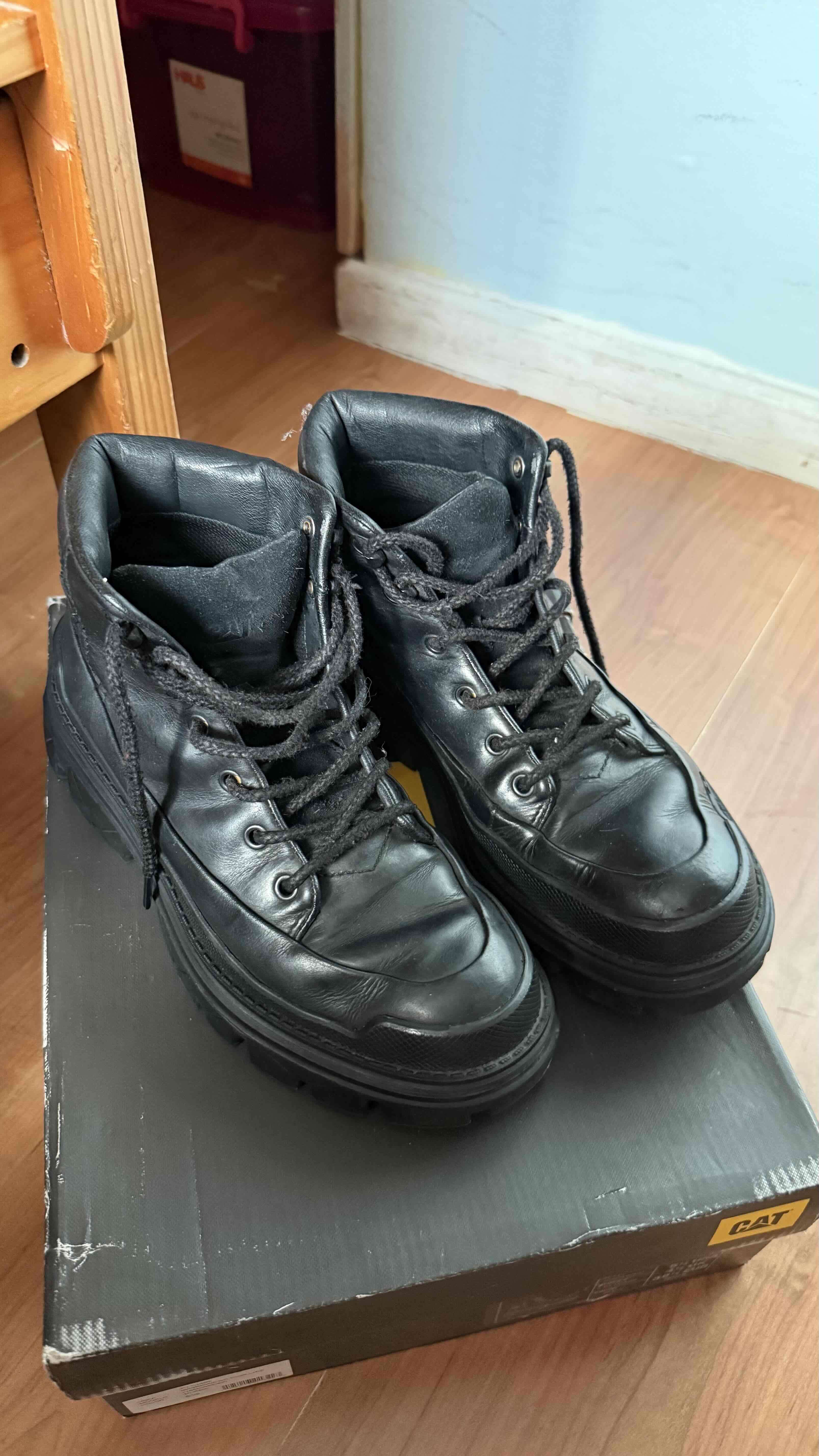 Botas negras CAT en buen estado - miniatura 2