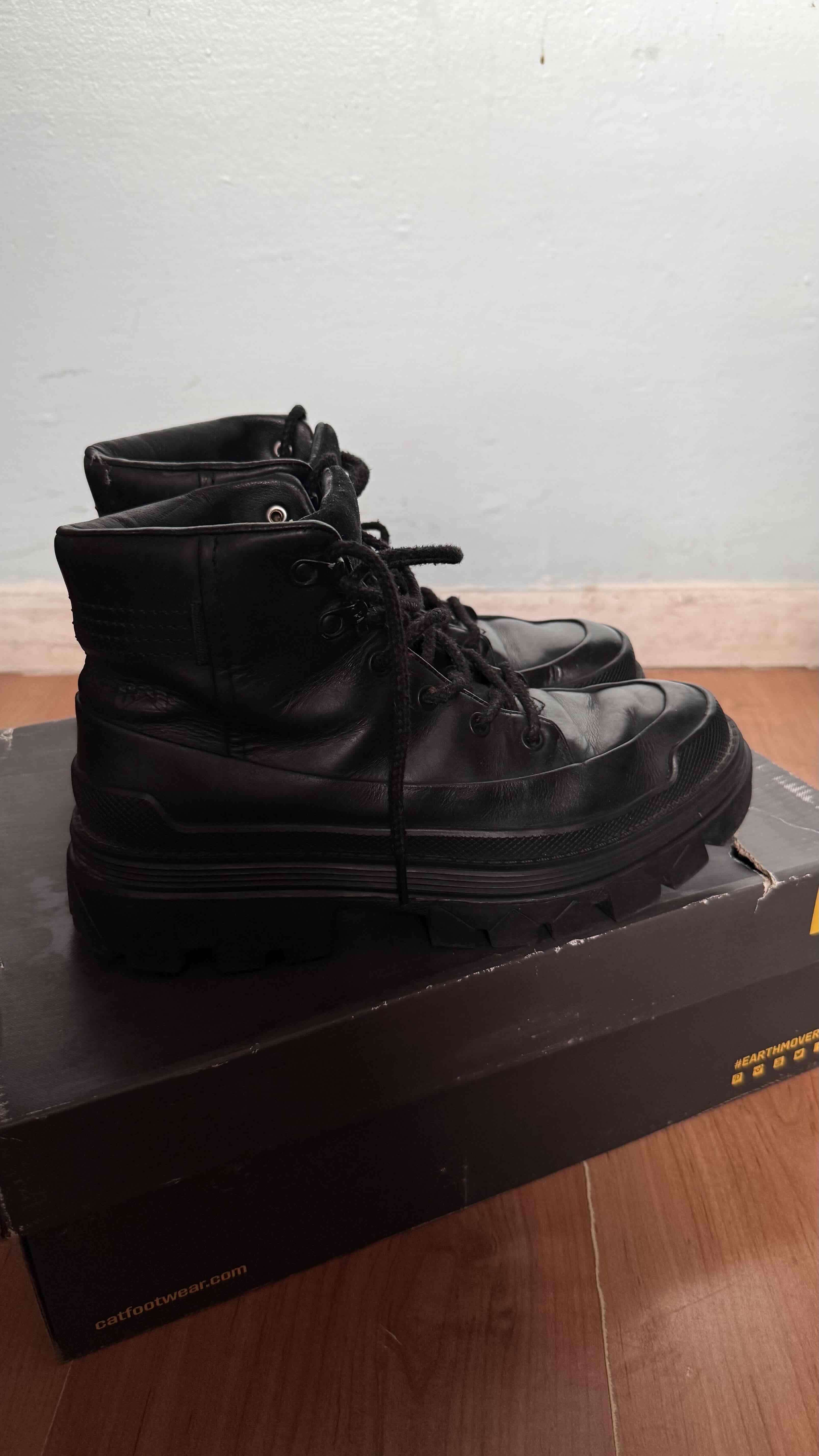 Botas negras CAT en buen estado - miniatura 4