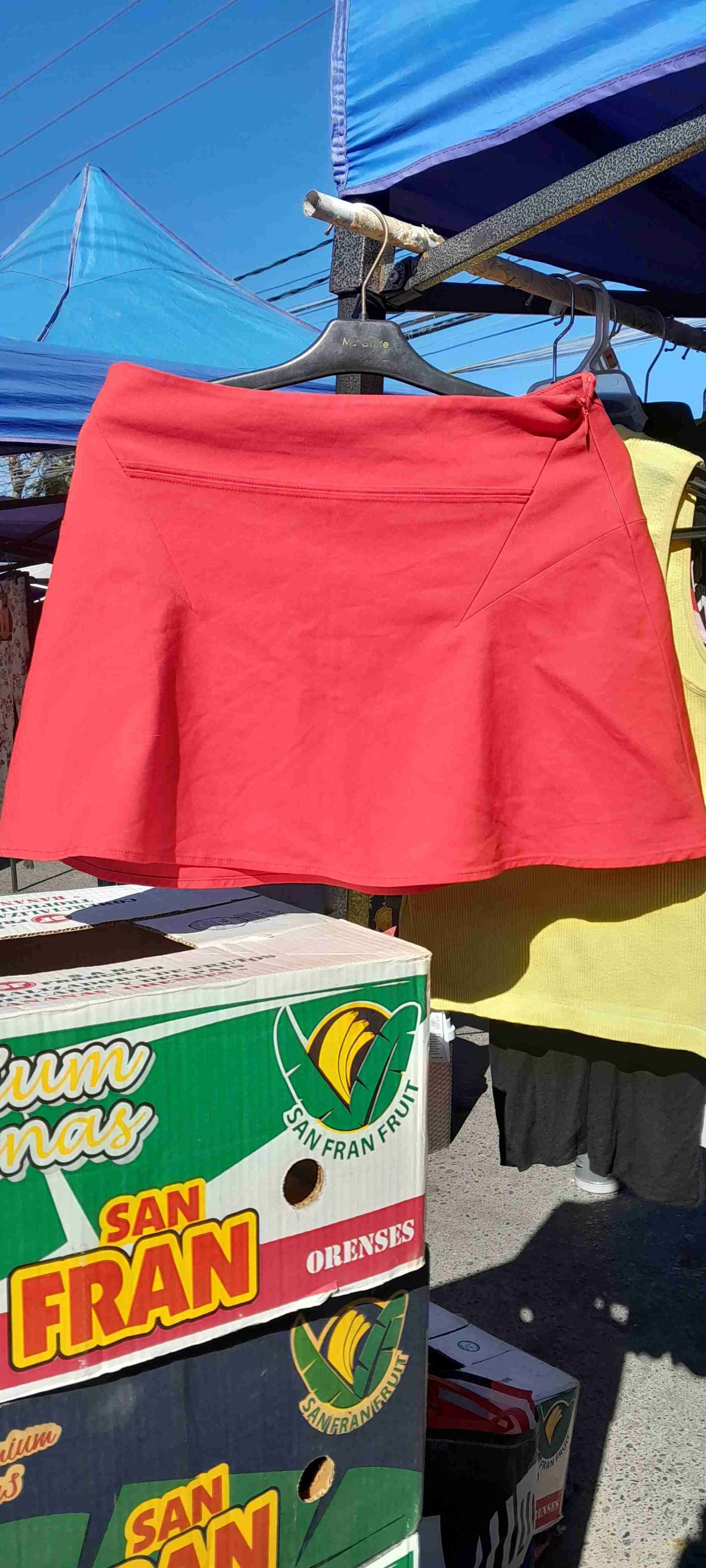 Minifalda negra vinilo con corsé - miniatura 2