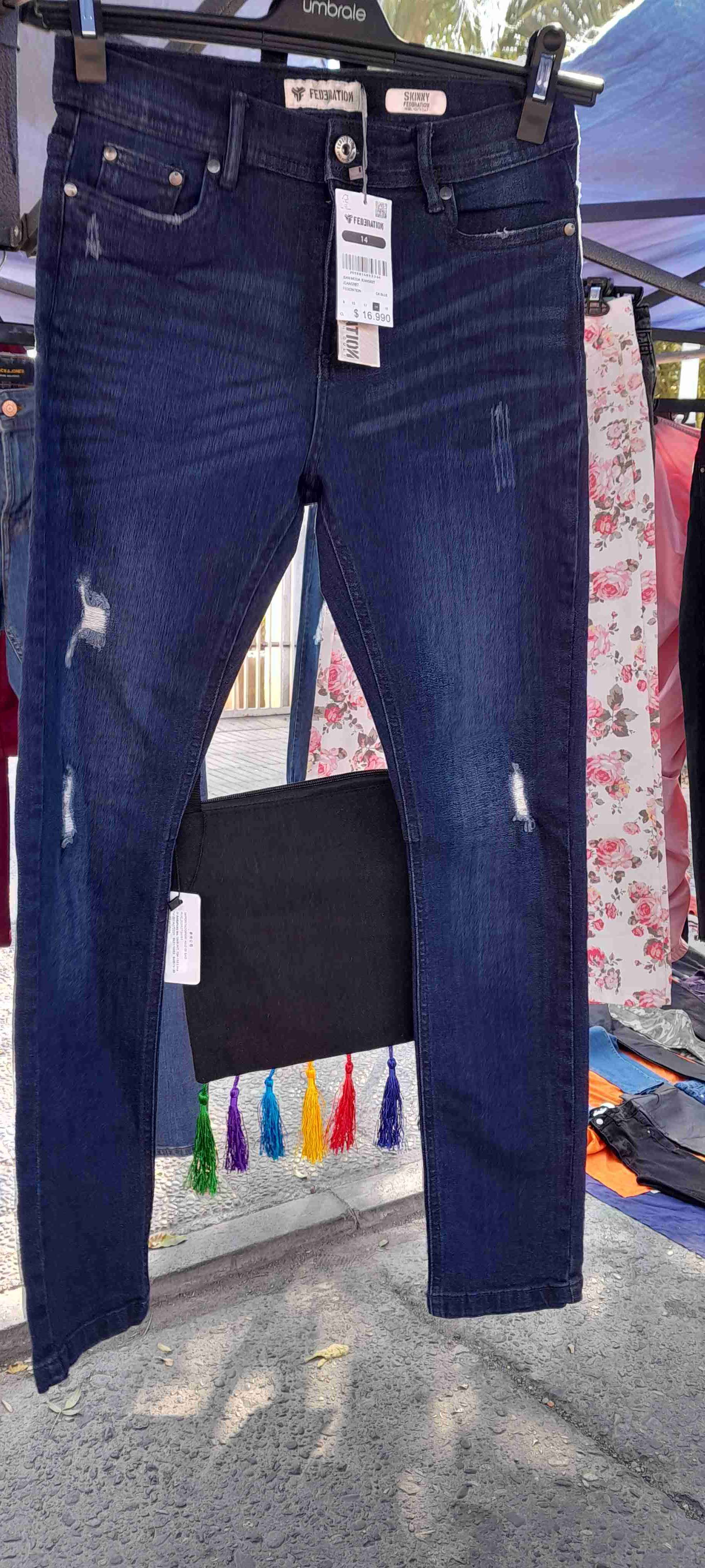 Minifalda negra vinilo con corsé - miniatura 3