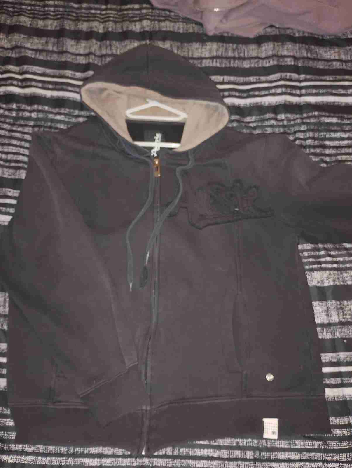 Polerón negro con capucha