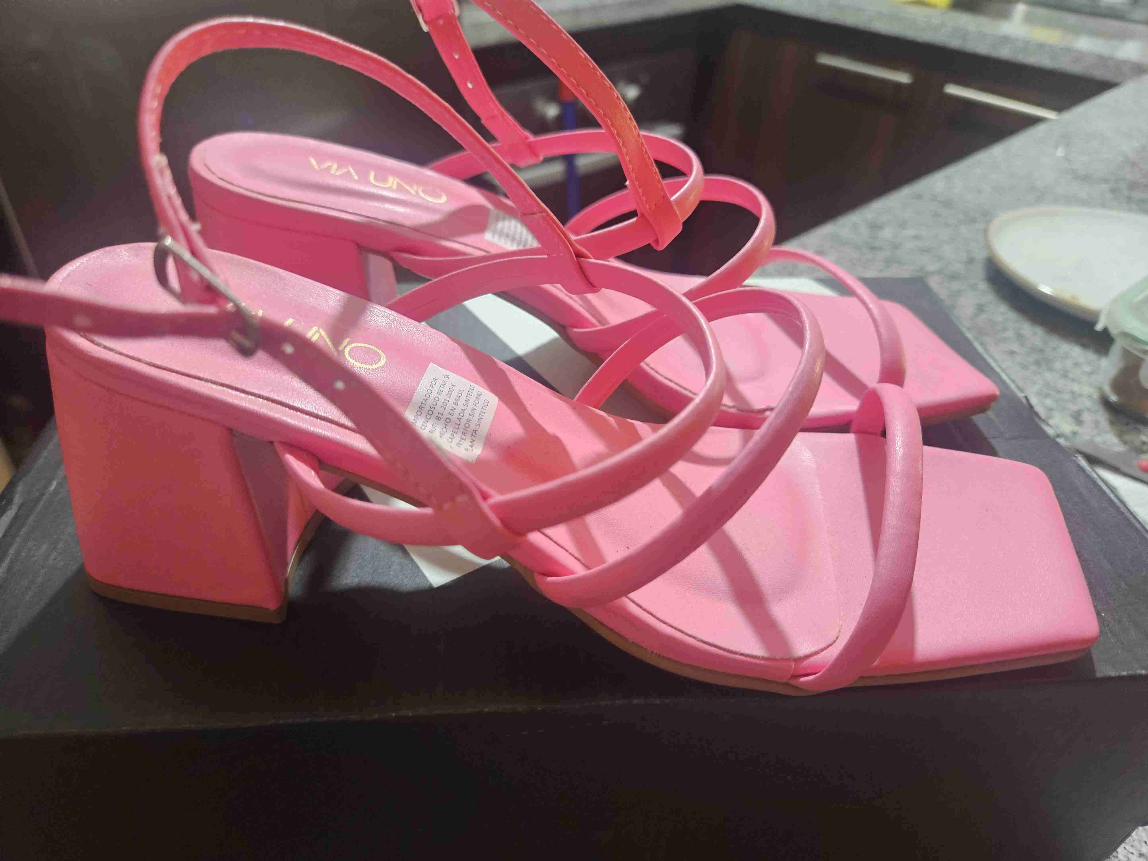 Sandalias rosadas de tacón grueso