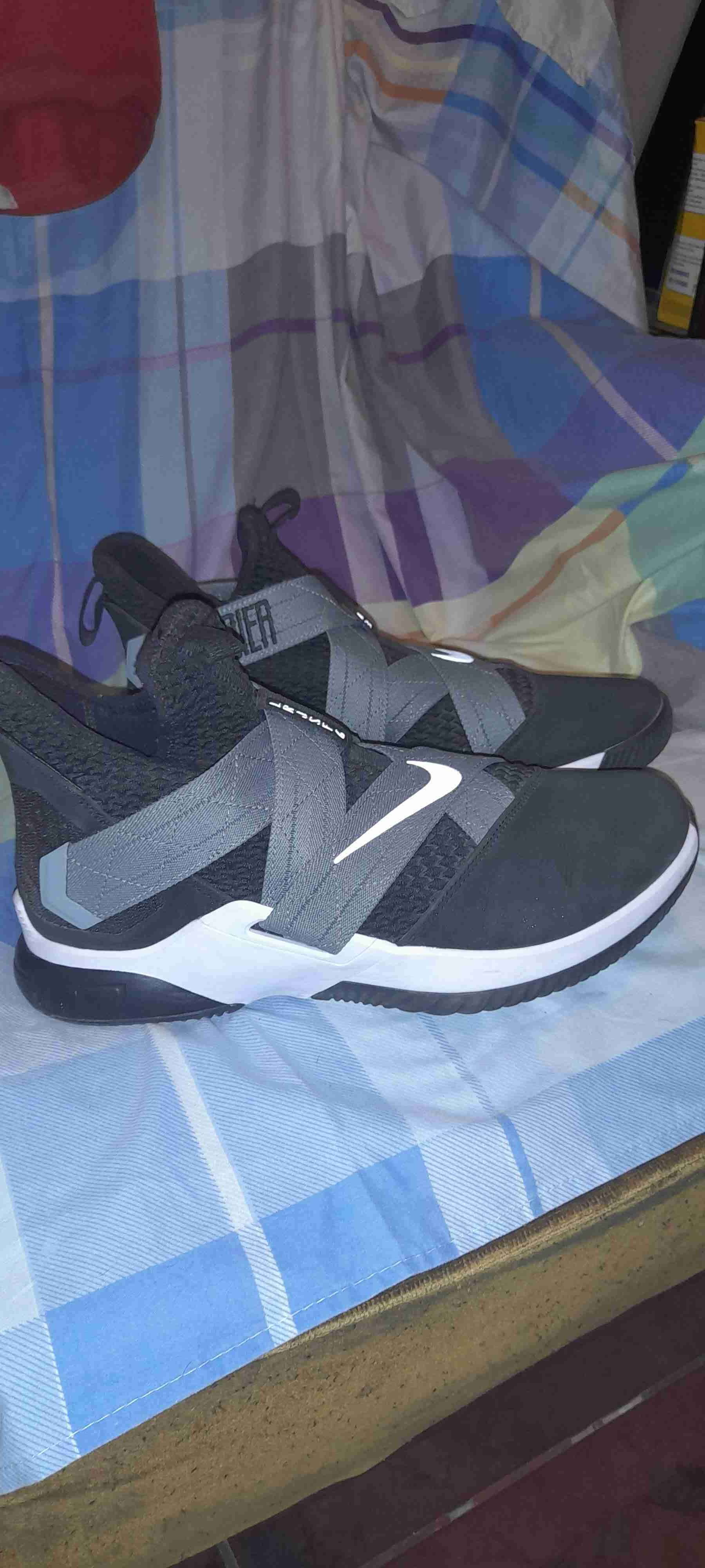 Zapatillas deportivas negras y grises - miniatura 2