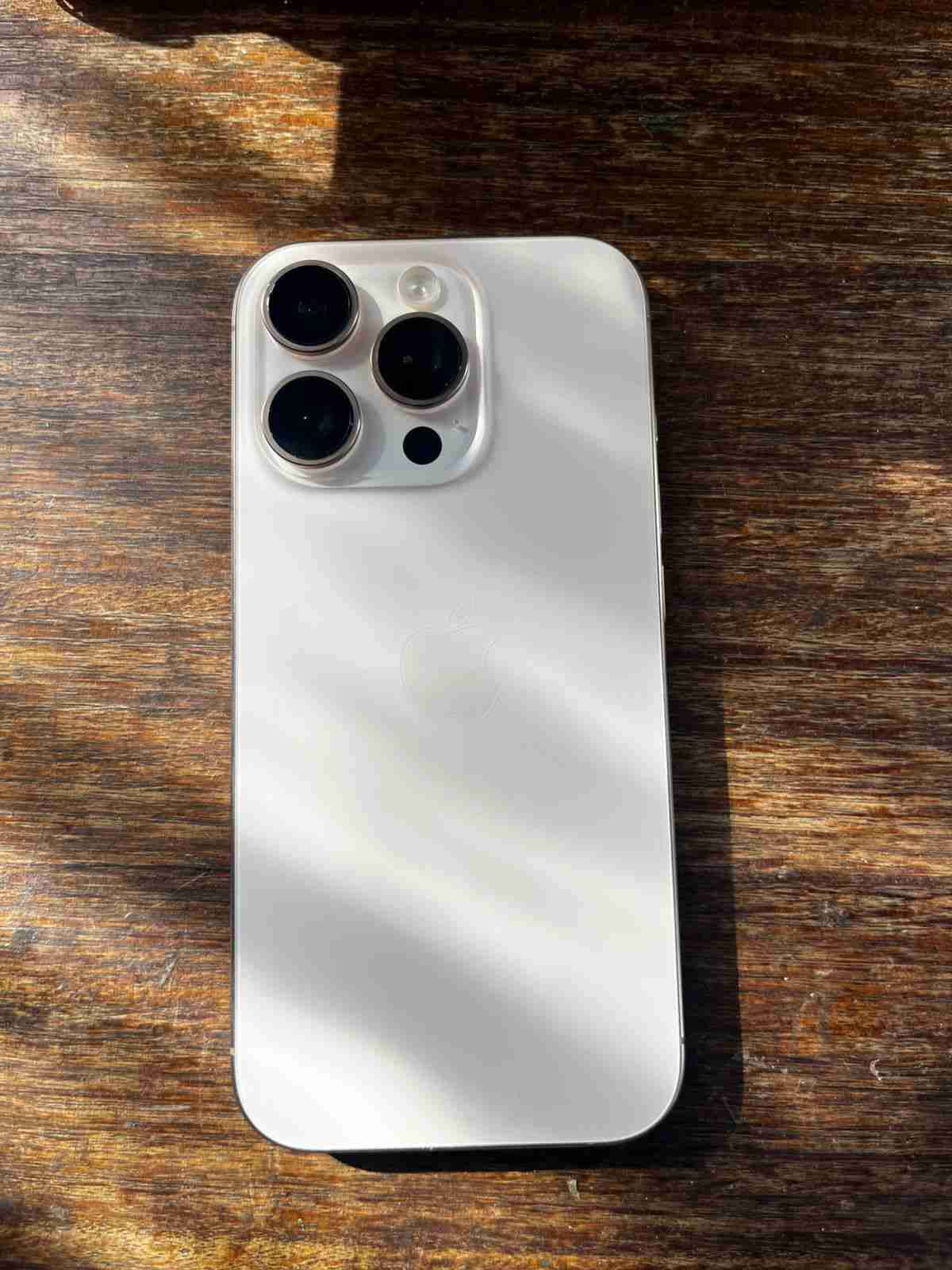 iPhone 16 Pro con funda - miniatura 3