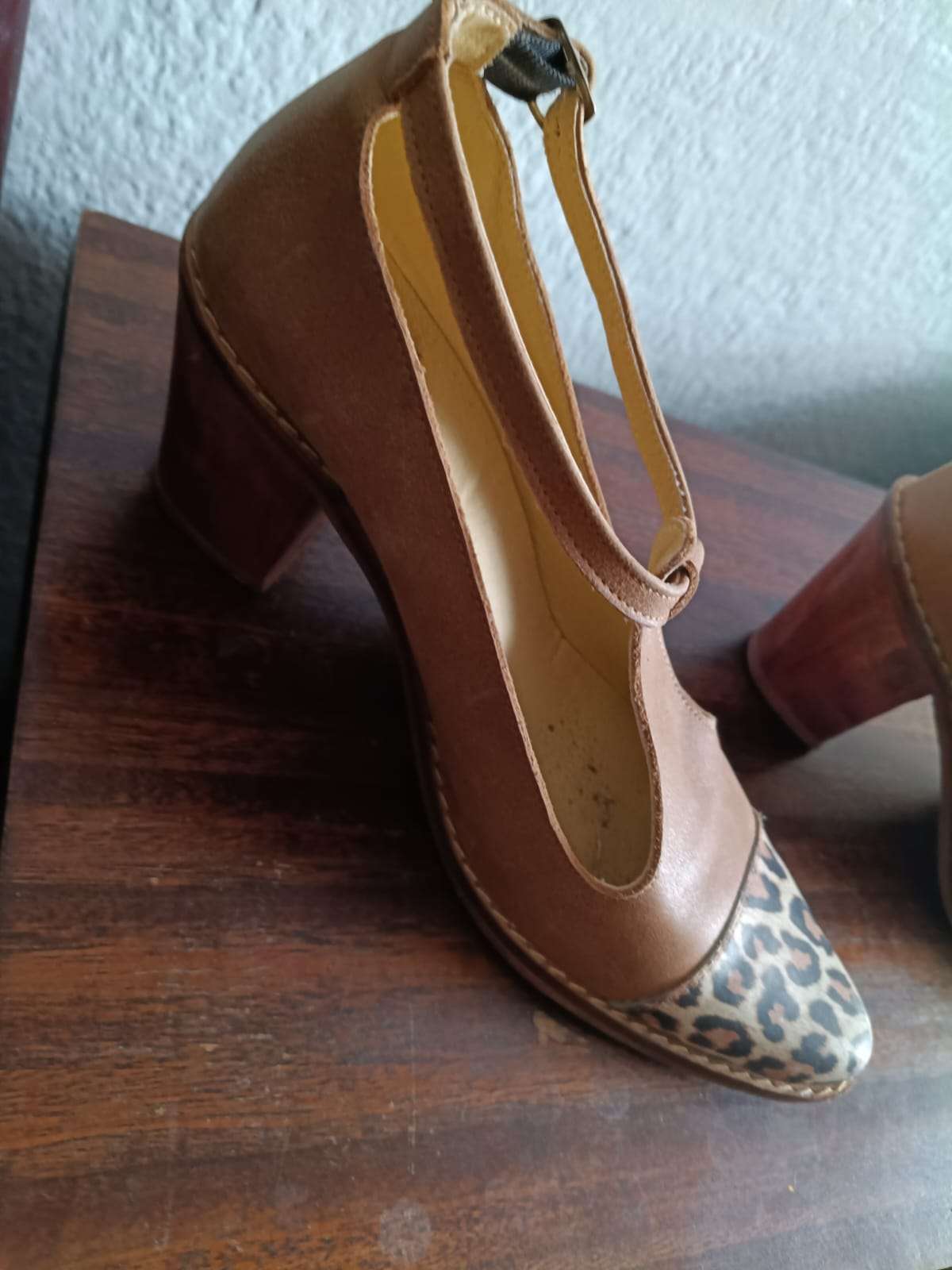 Zapato tacón marrón con estampado - miniatura 1