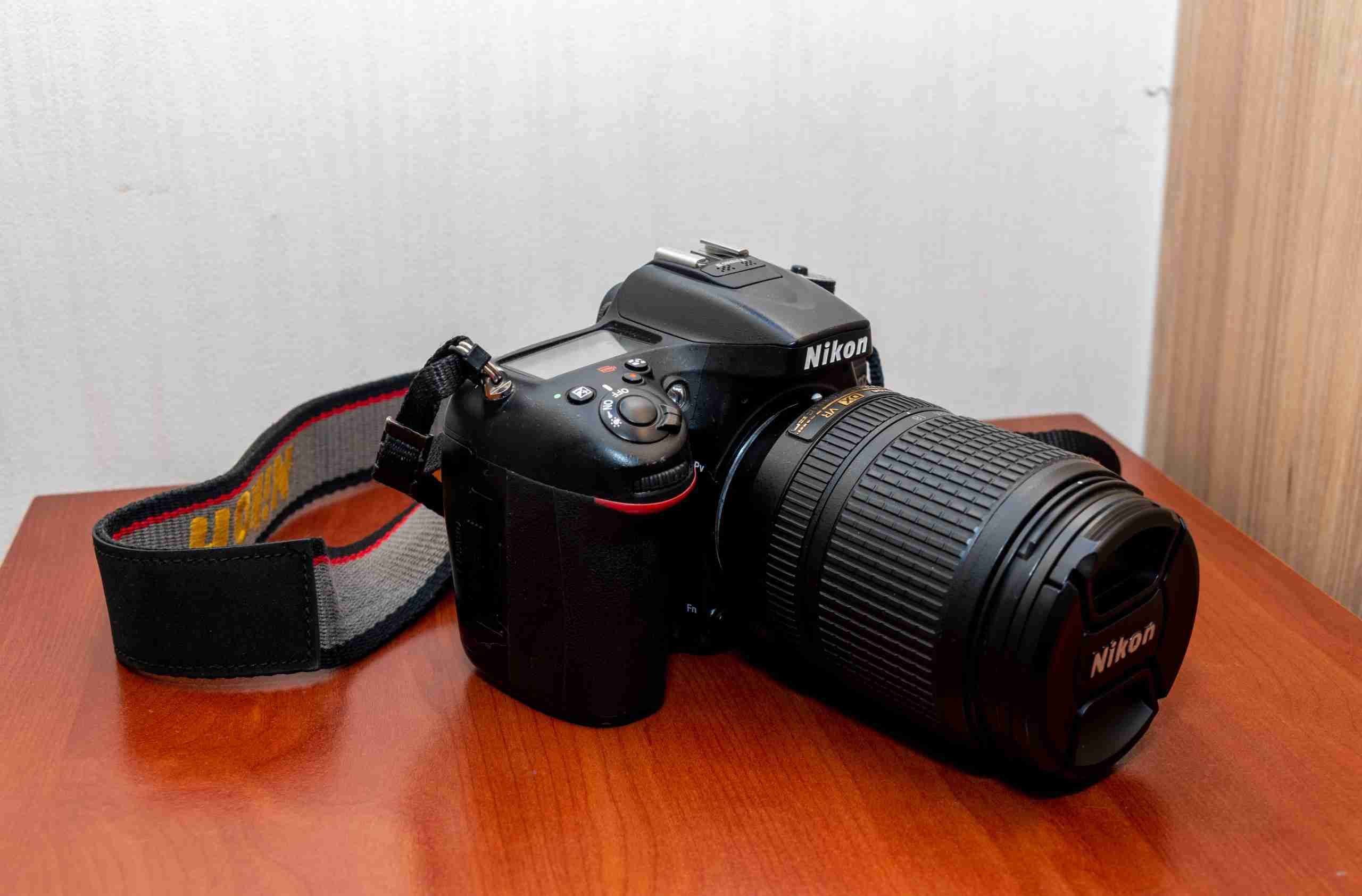 Cámara Nikon D7100 DSLR con objetivo 18-140 mm - miniatura 1