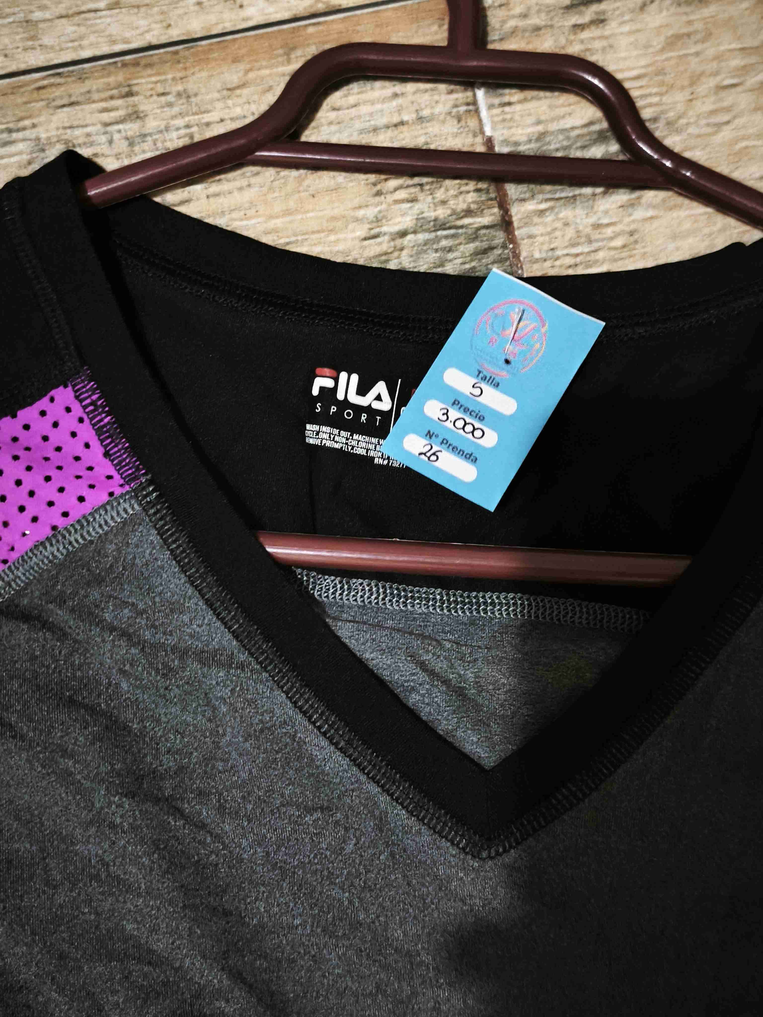Polera deportiva Fila negra y morada - miniatura 1