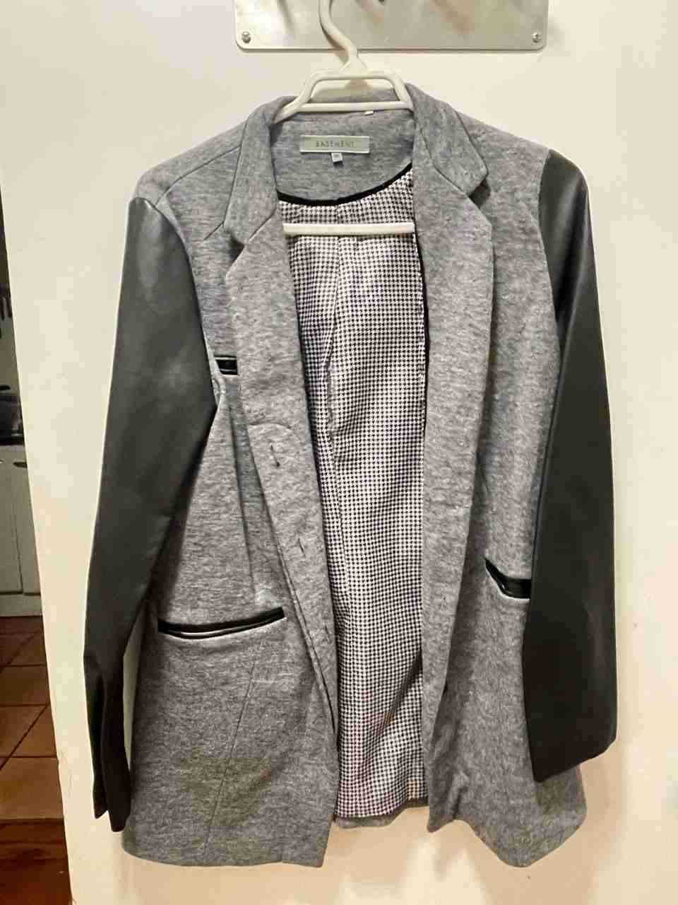 Blazer gris con mangas de cuero marca Basement
