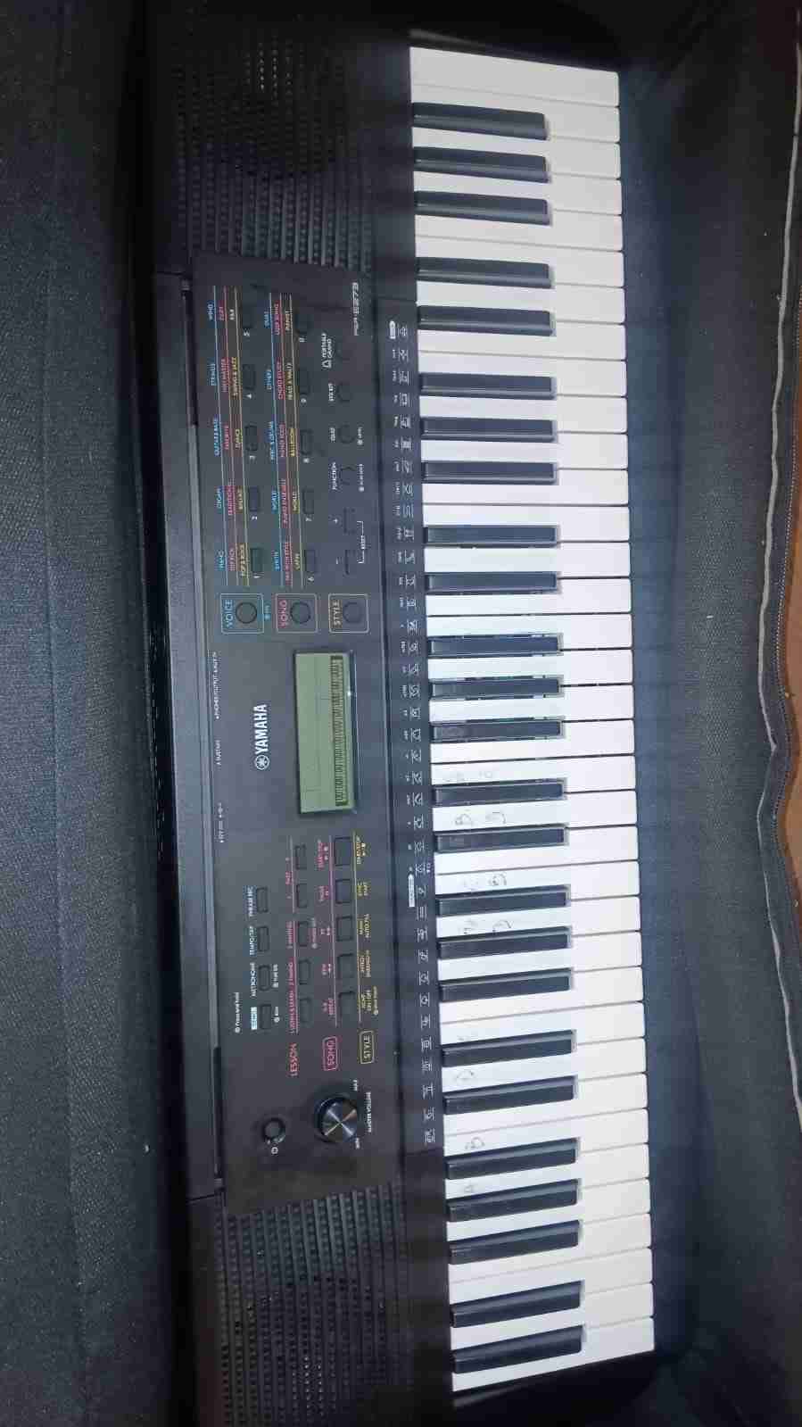 Teclados Yamaha PSR-E273 Con Fundas - miniatura 2