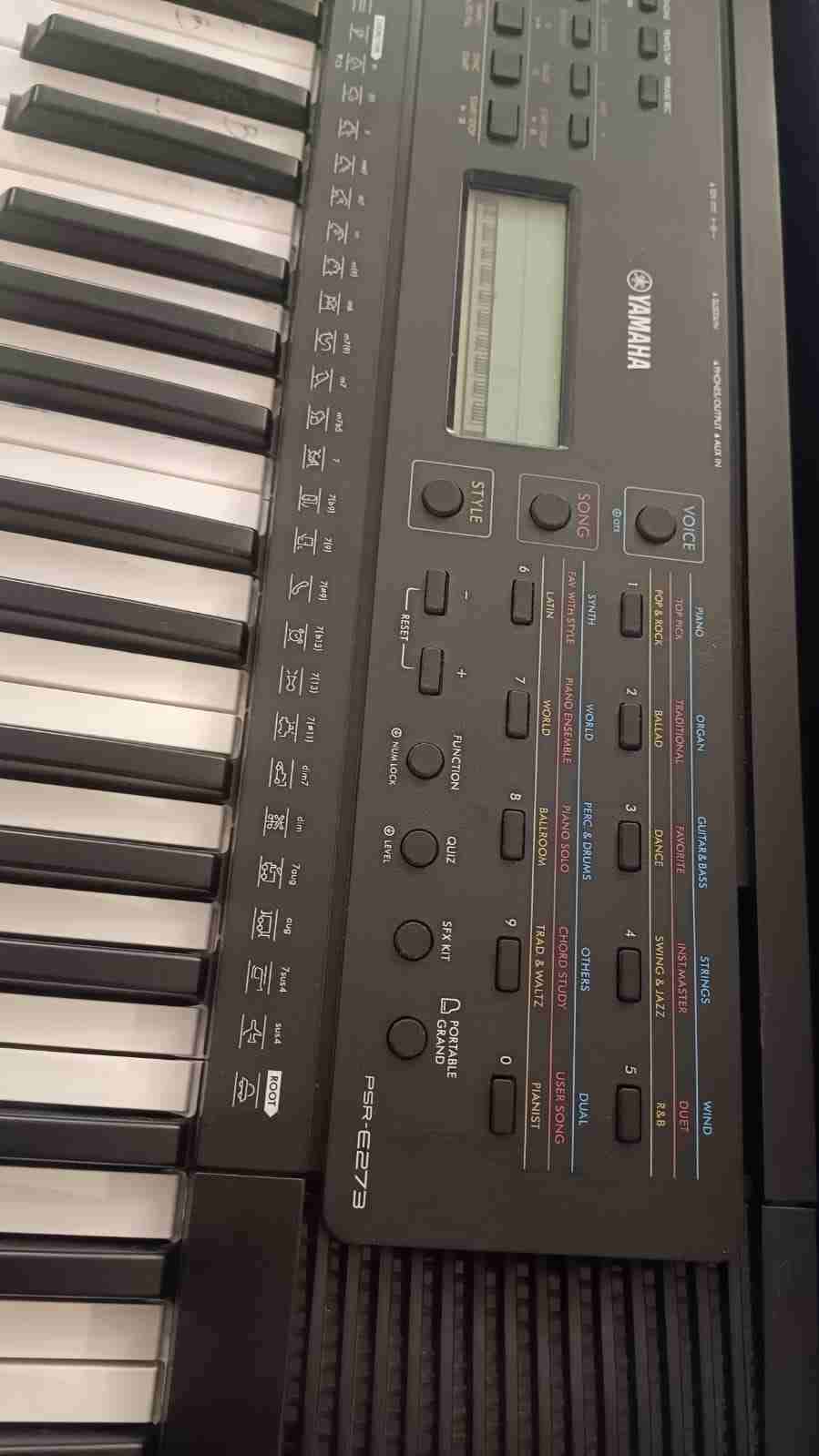 Teclados Yamaha PSR-E273 Con Fundas - miniatura 3