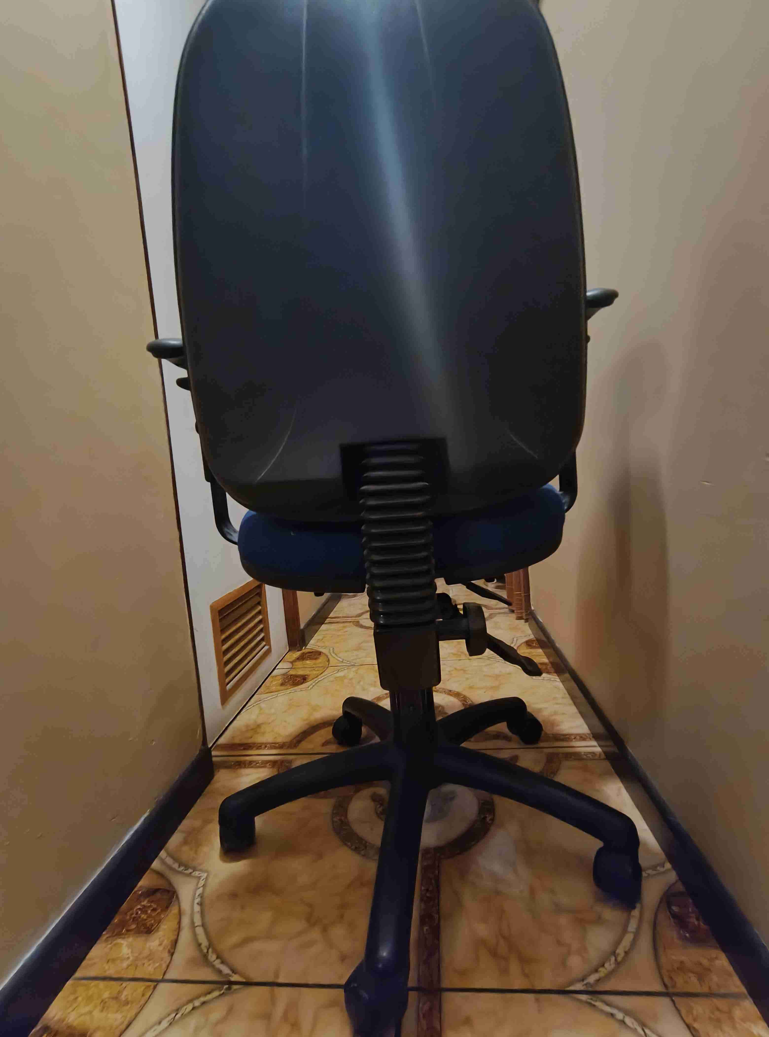 Silla de oficina azul - miniatura 3