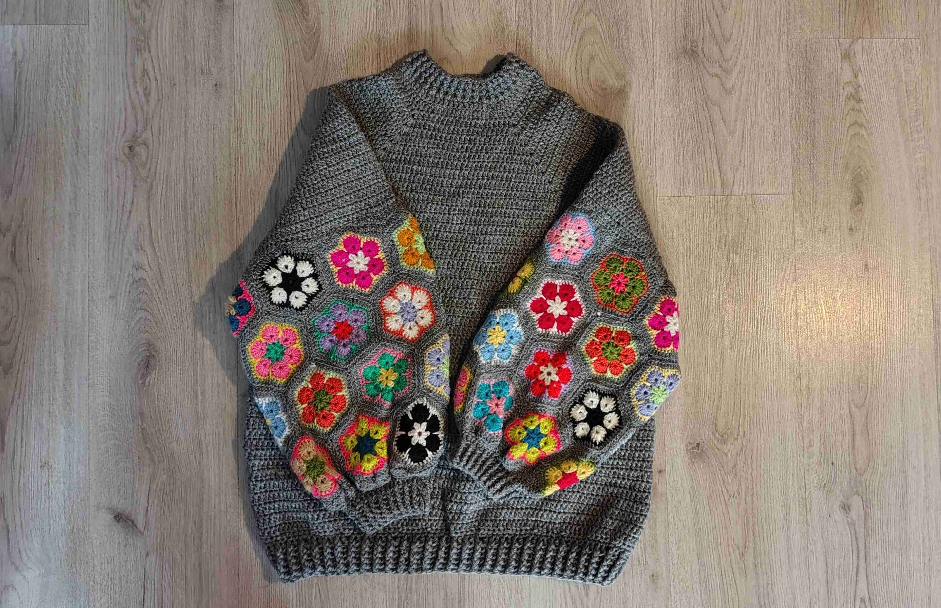 Suéter de lana gris con mangas coloridas - miniatura 2