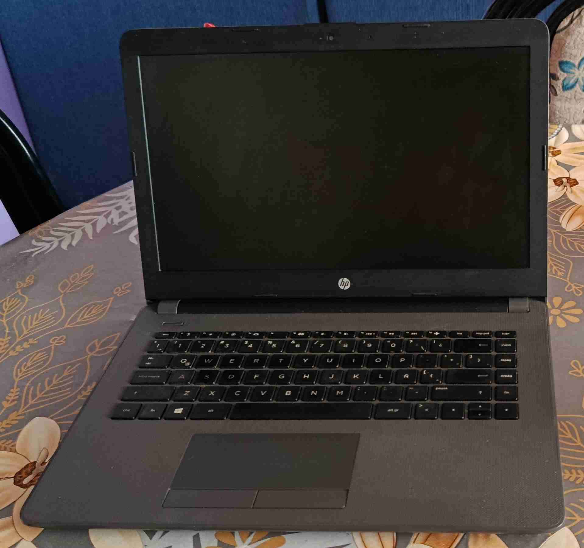 Notebook HP gris en buen estado - miniatura 1