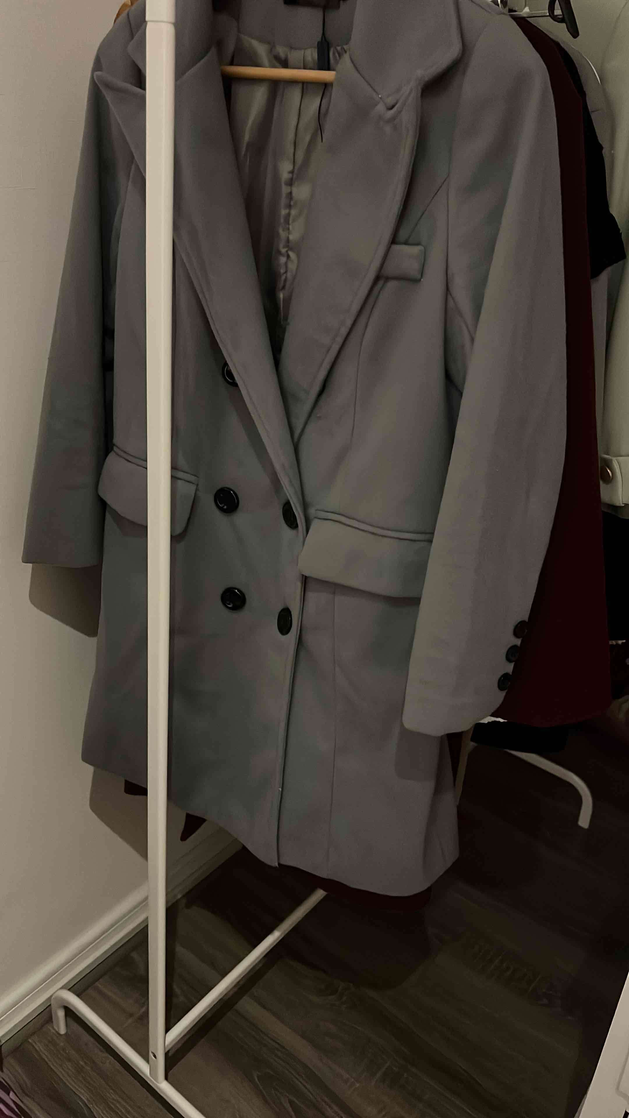 Abrigo gris de botones