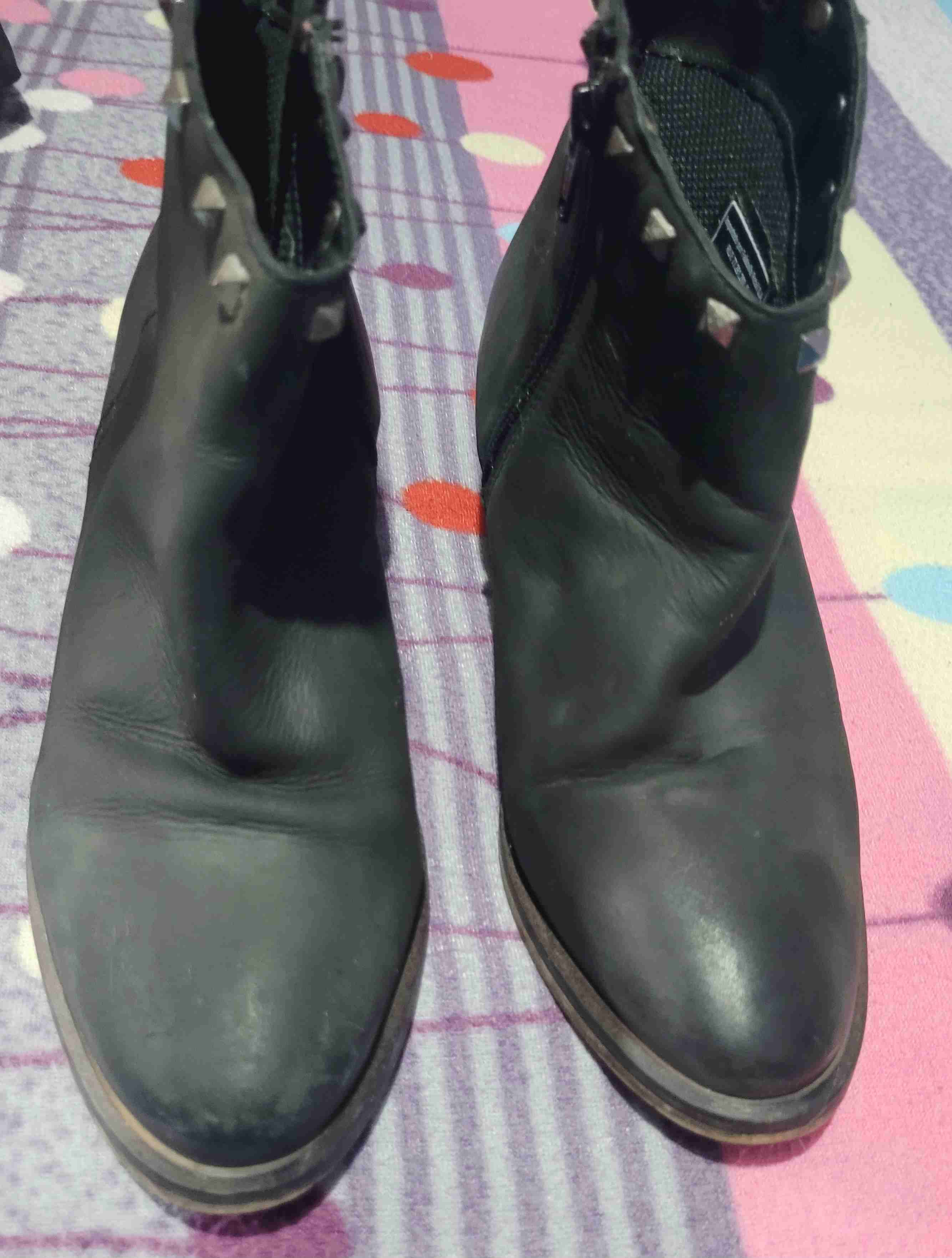 Botines negros con tachas - miniatura 1