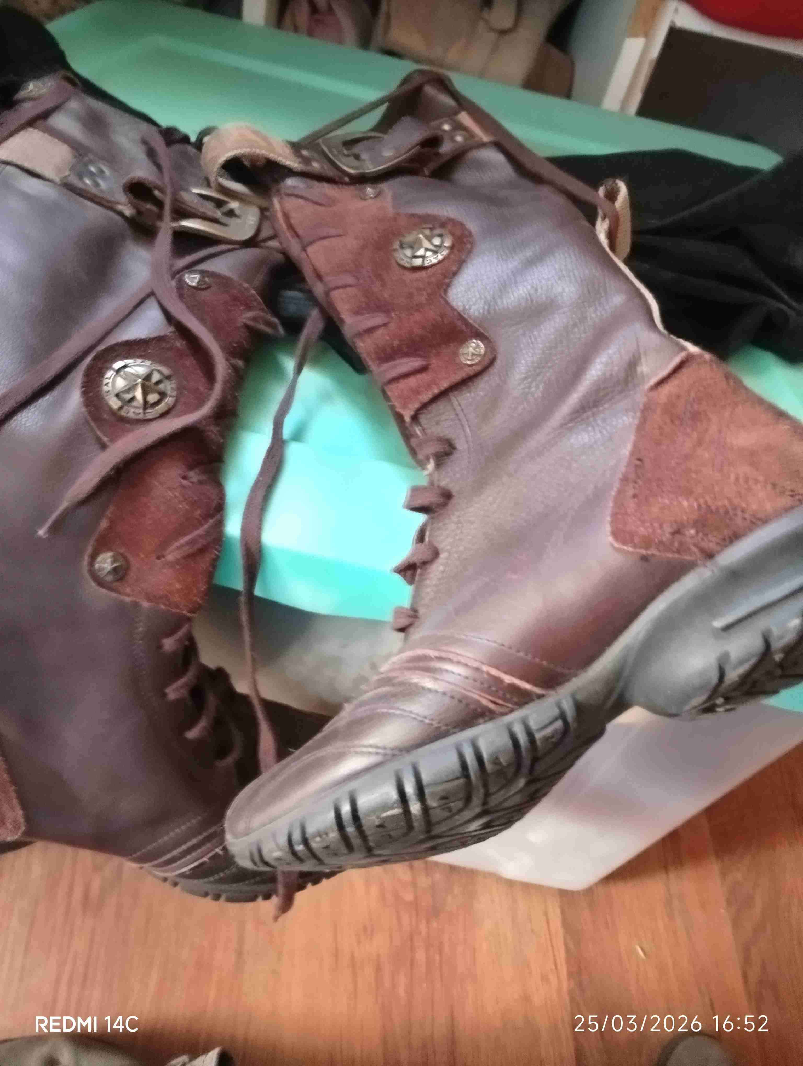 Botas de cuero marrón con adornos - miniatura 1