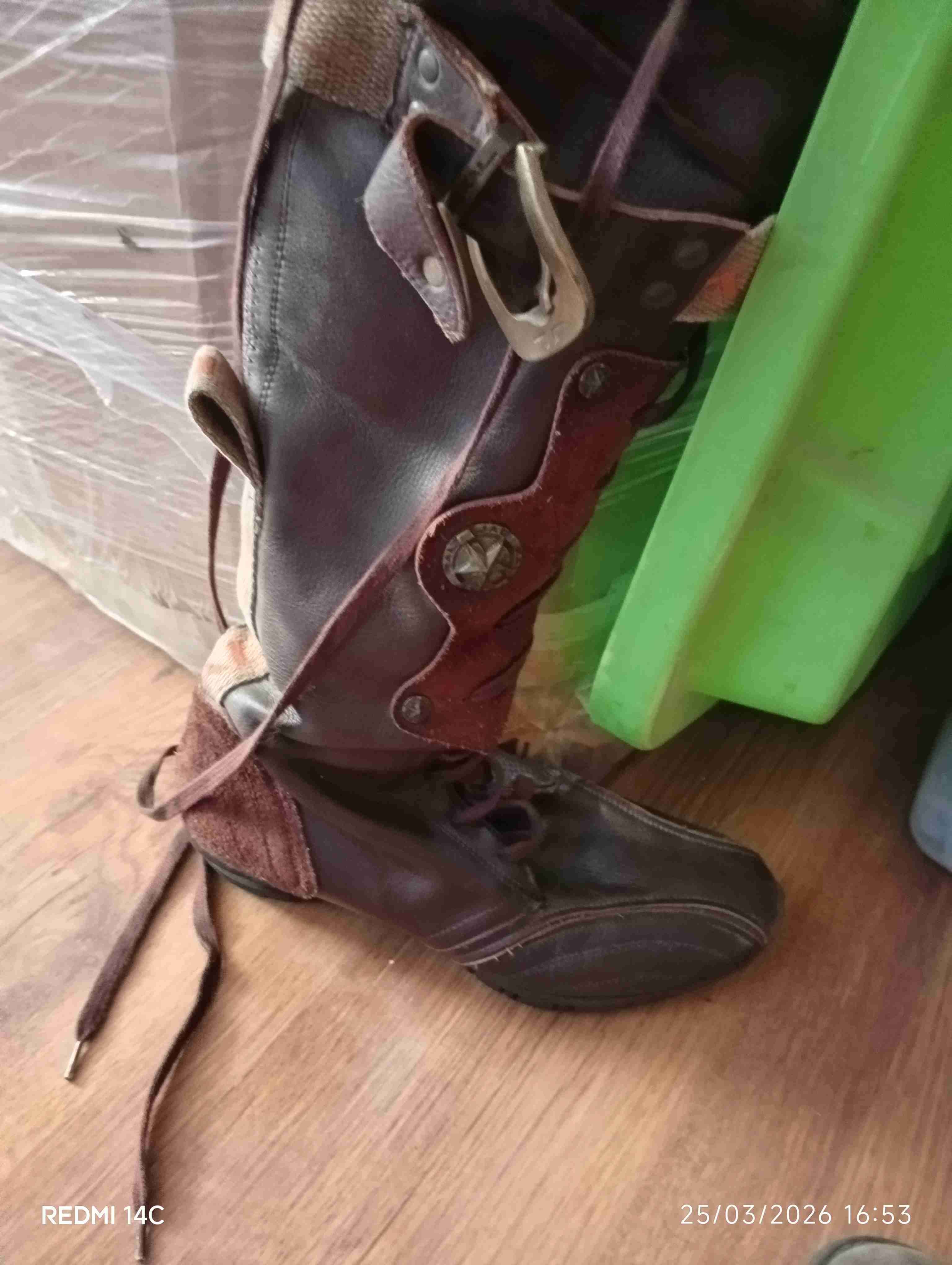 Botas de cuero marrón con adornos - miniatura 2