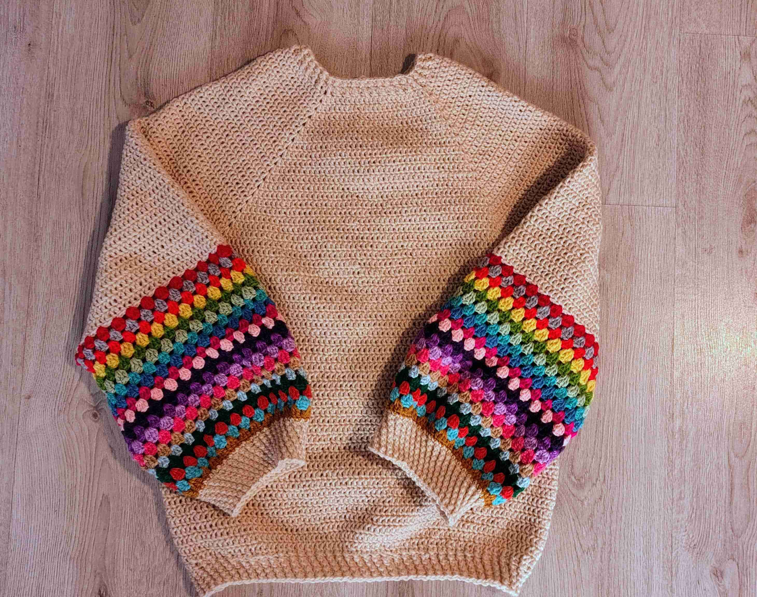 Suéter tejido beige con mangas coloridas - miniatura 1