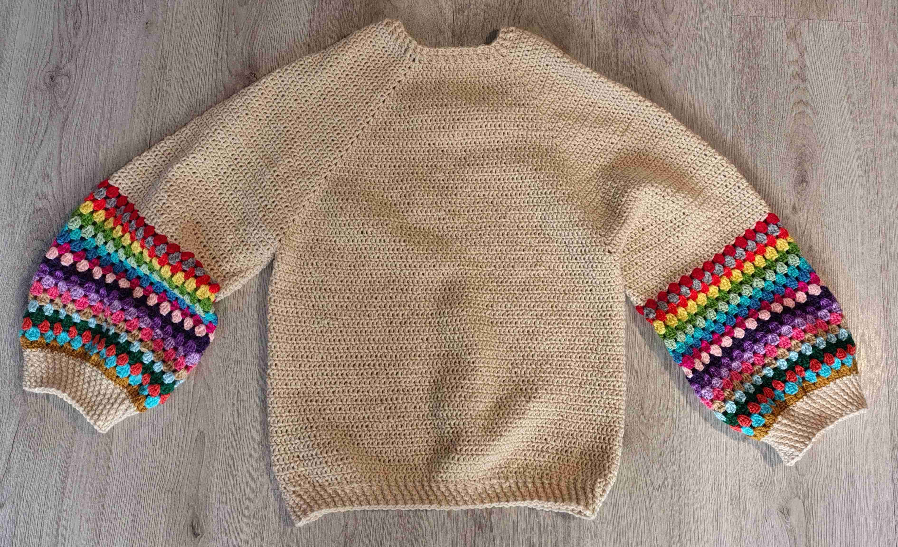 Suéter tejido beige con mangas coloridas - miniatura 2