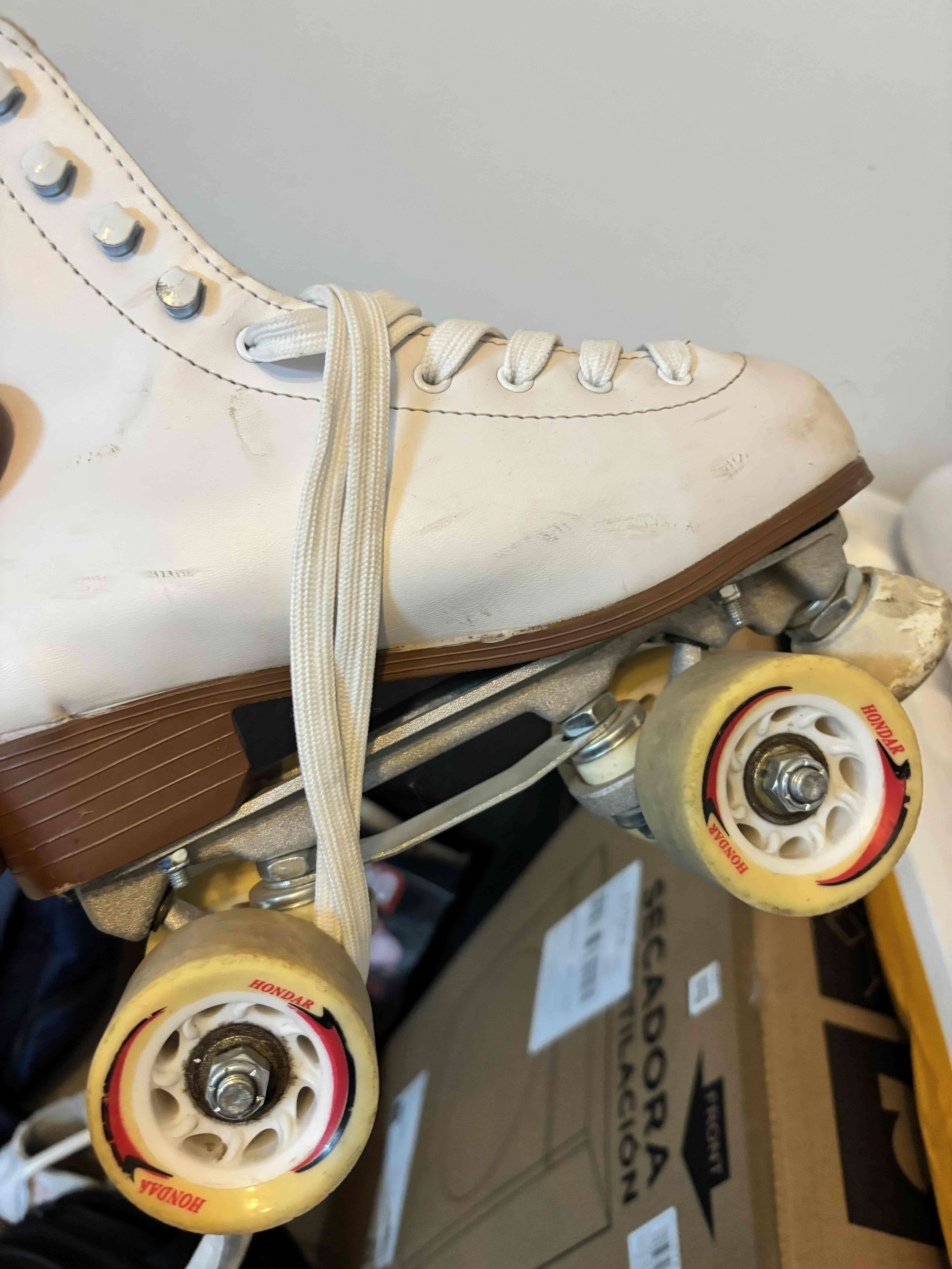 Patines de cuatro ruedas blancos - miniatura 1