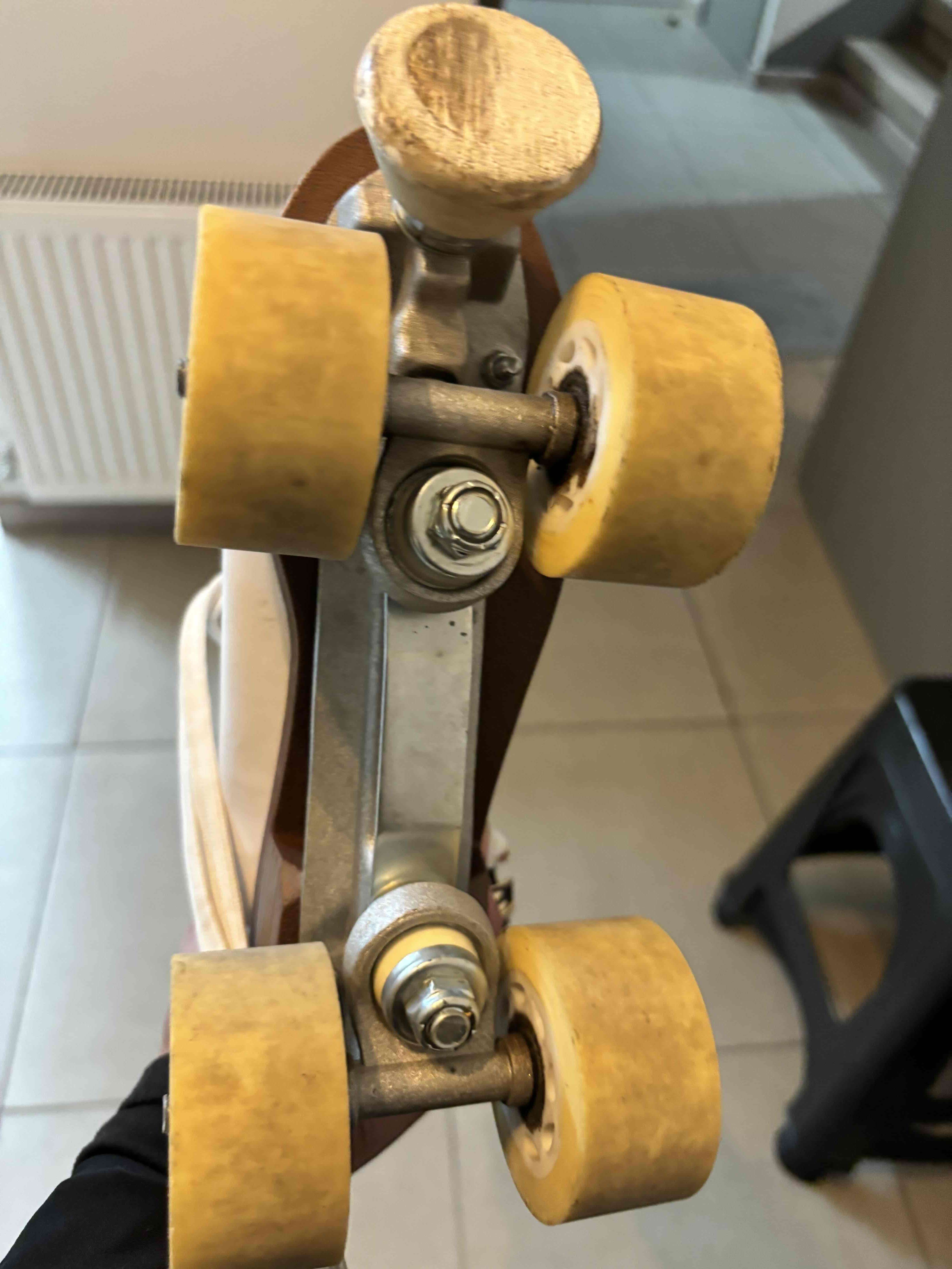 Patines de cuatro ruedas blancos - miniatura 2