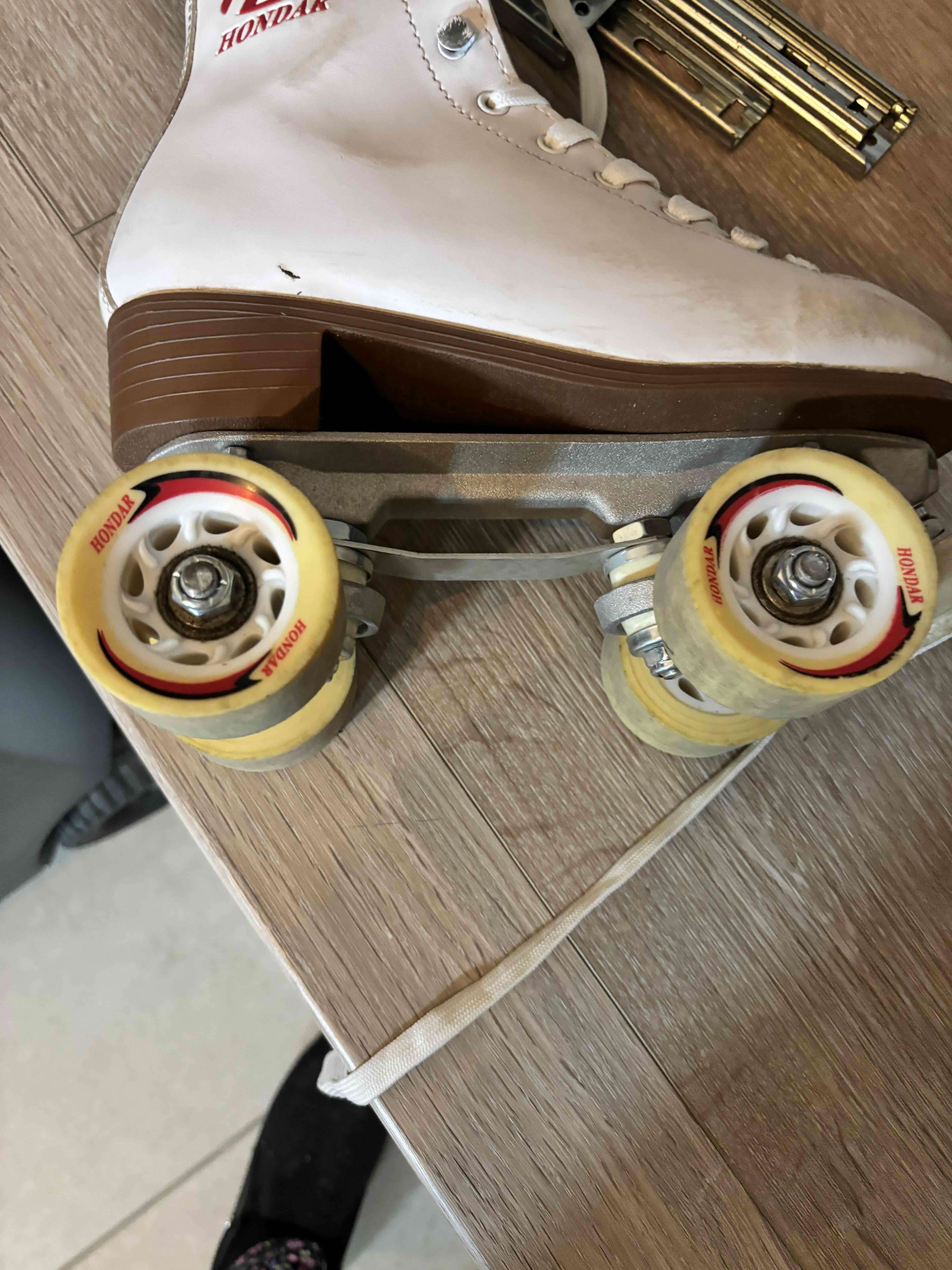 Patines de cuatro ruedas blancos - miniatura 3