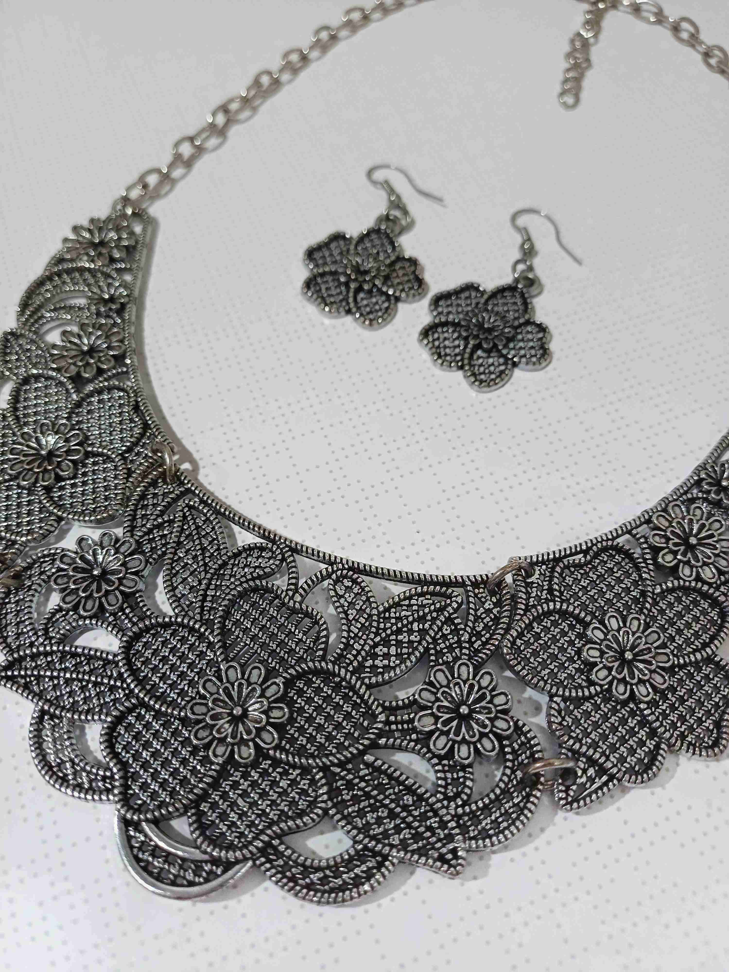 Set de collar y aros plateados - miniatura 1