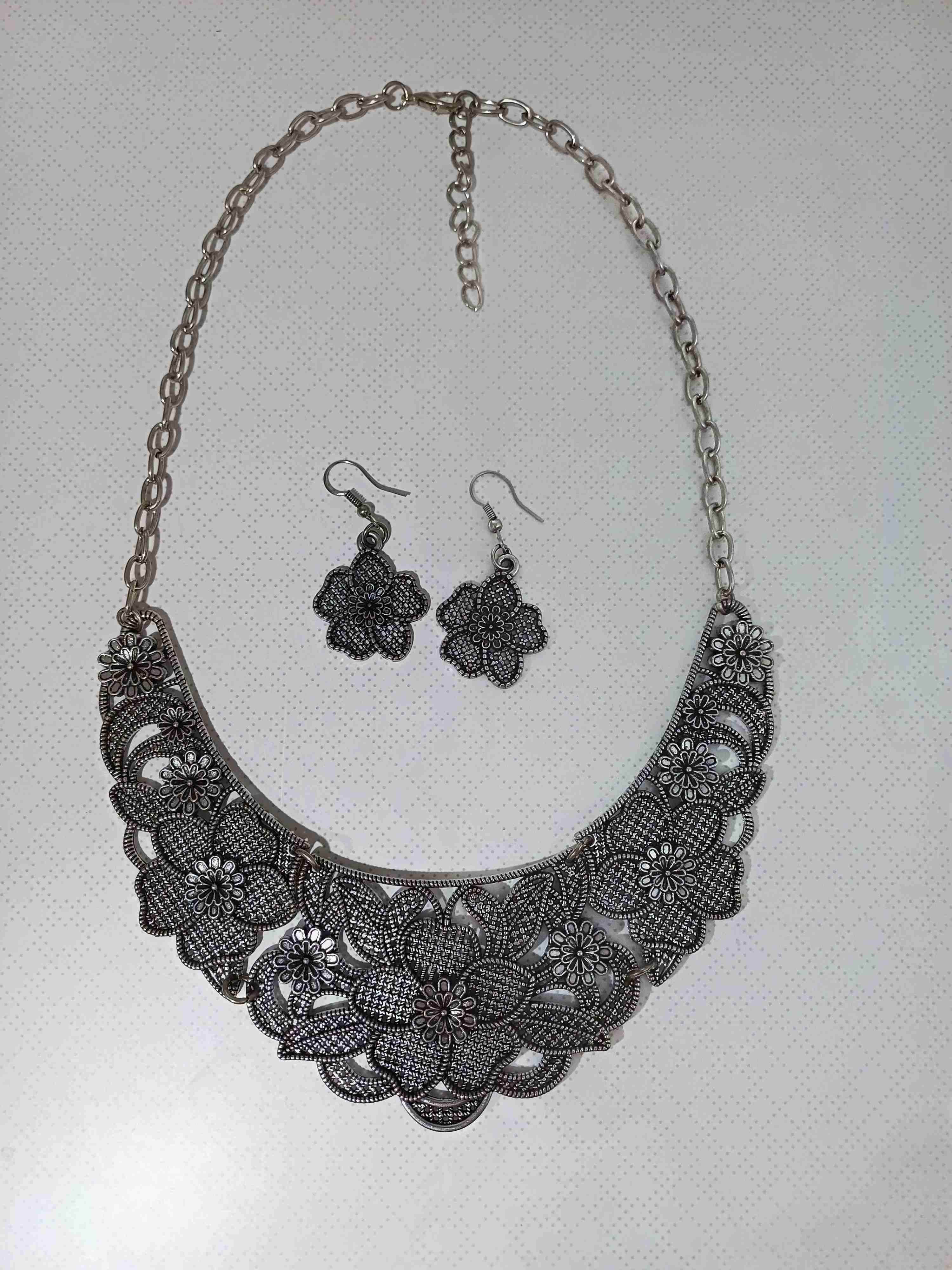 Set de collar y aros plateados - miniatura 2