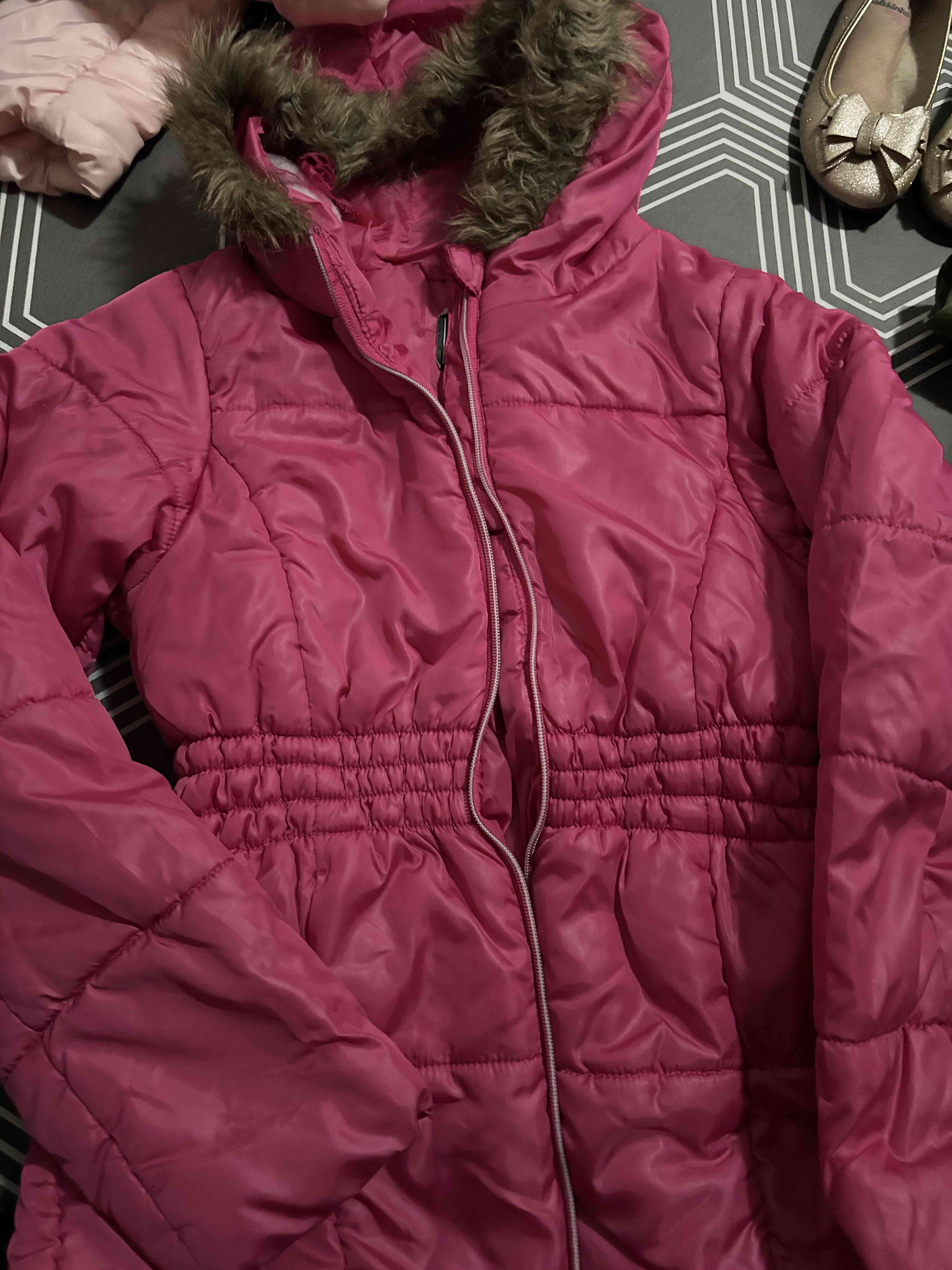 Chaqueta rosada con capucha