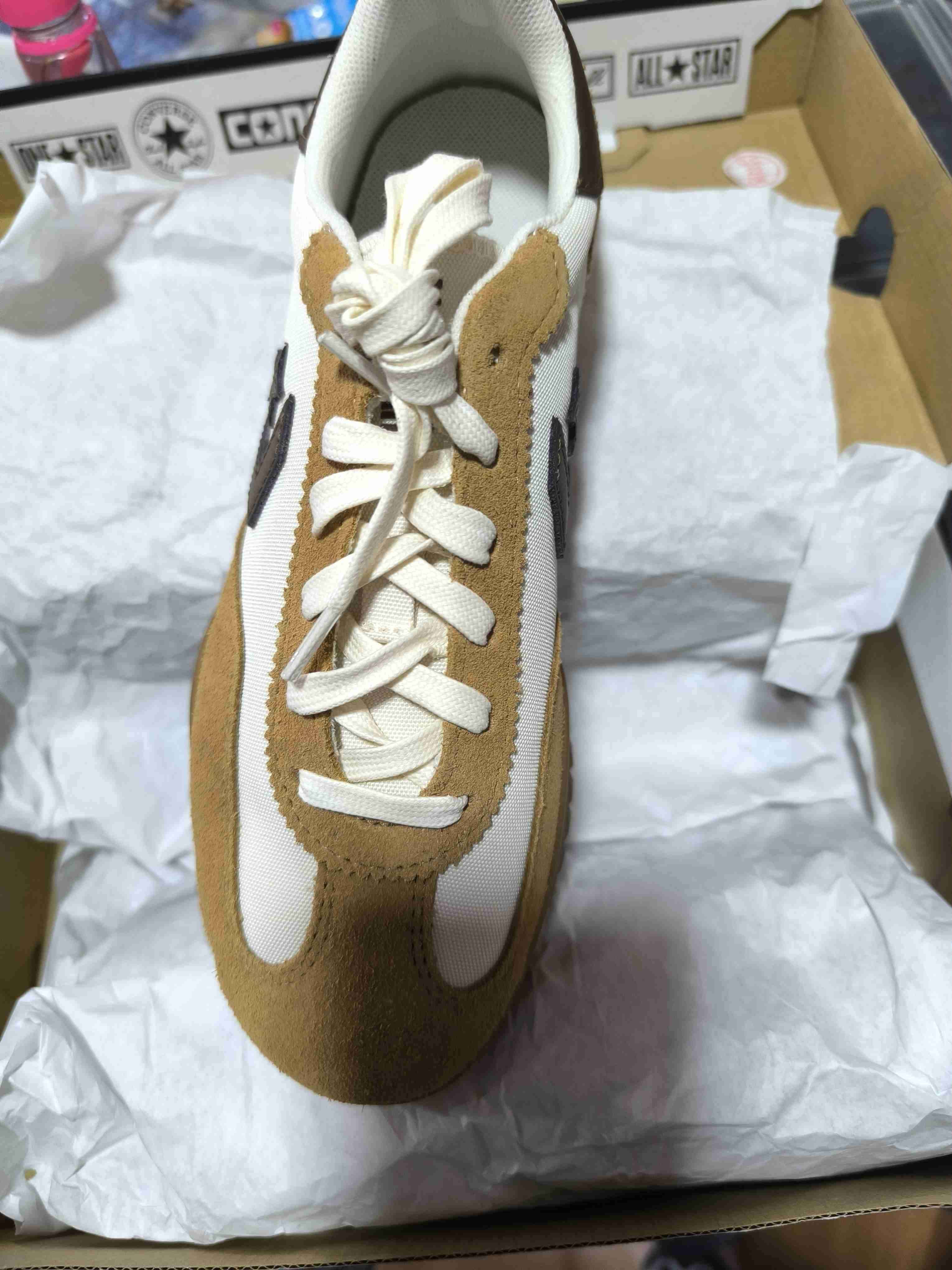 Zapatillas blancas con detalles café - miniatura 2