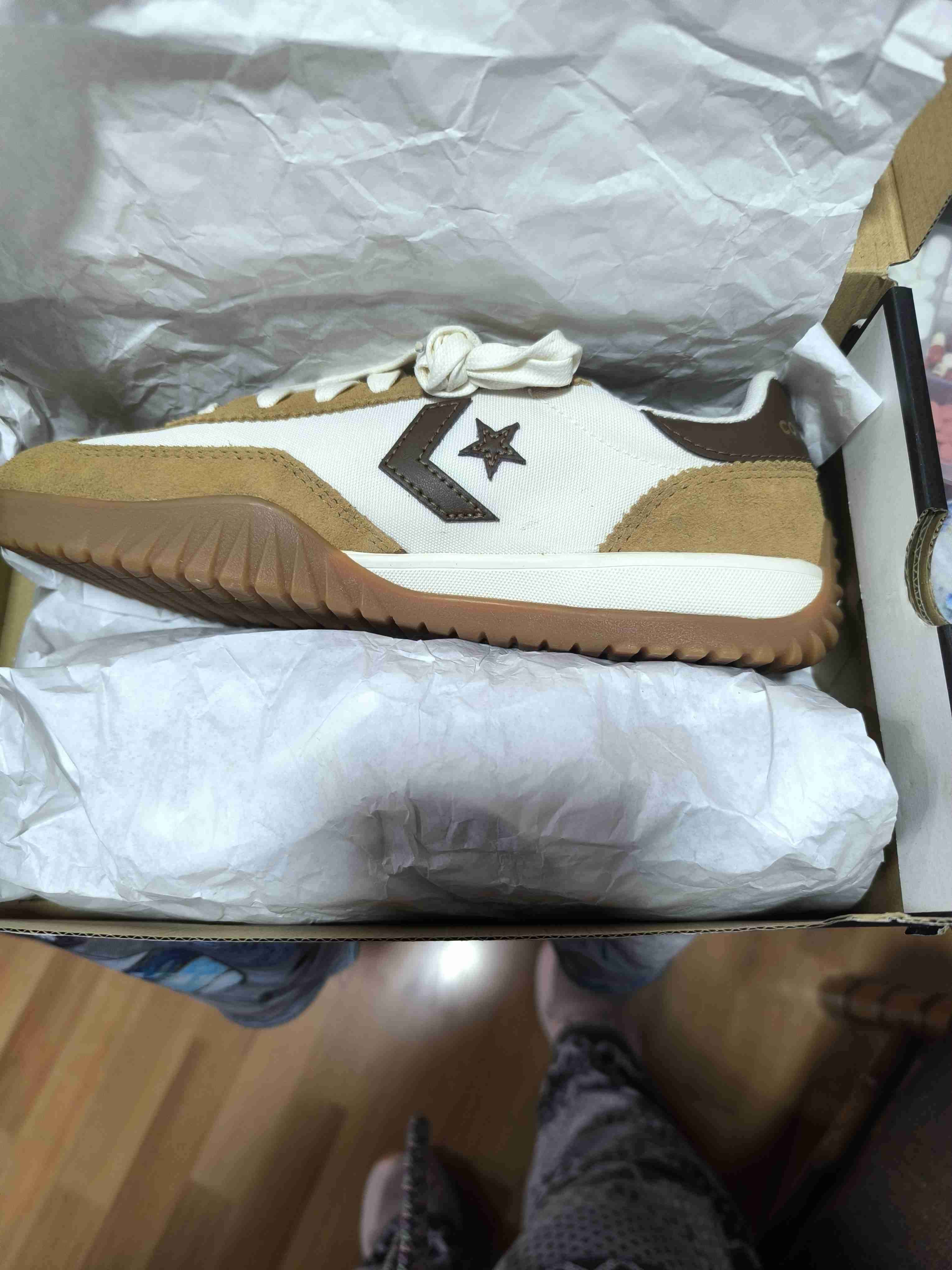 Zapatillas blancas con detalles café - miniatura 3