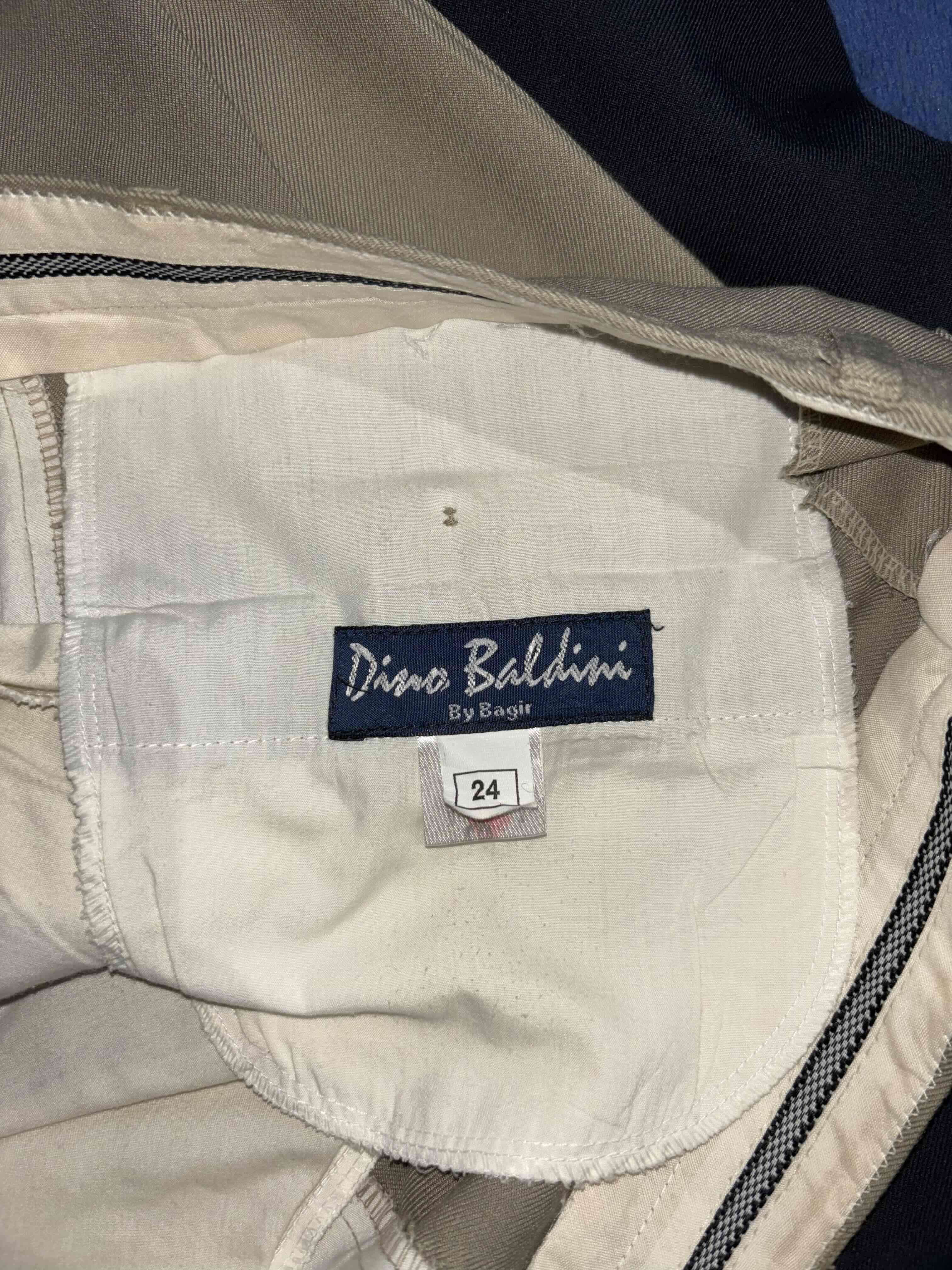 Traje azul oscuro con botones dorados - miniatura 3