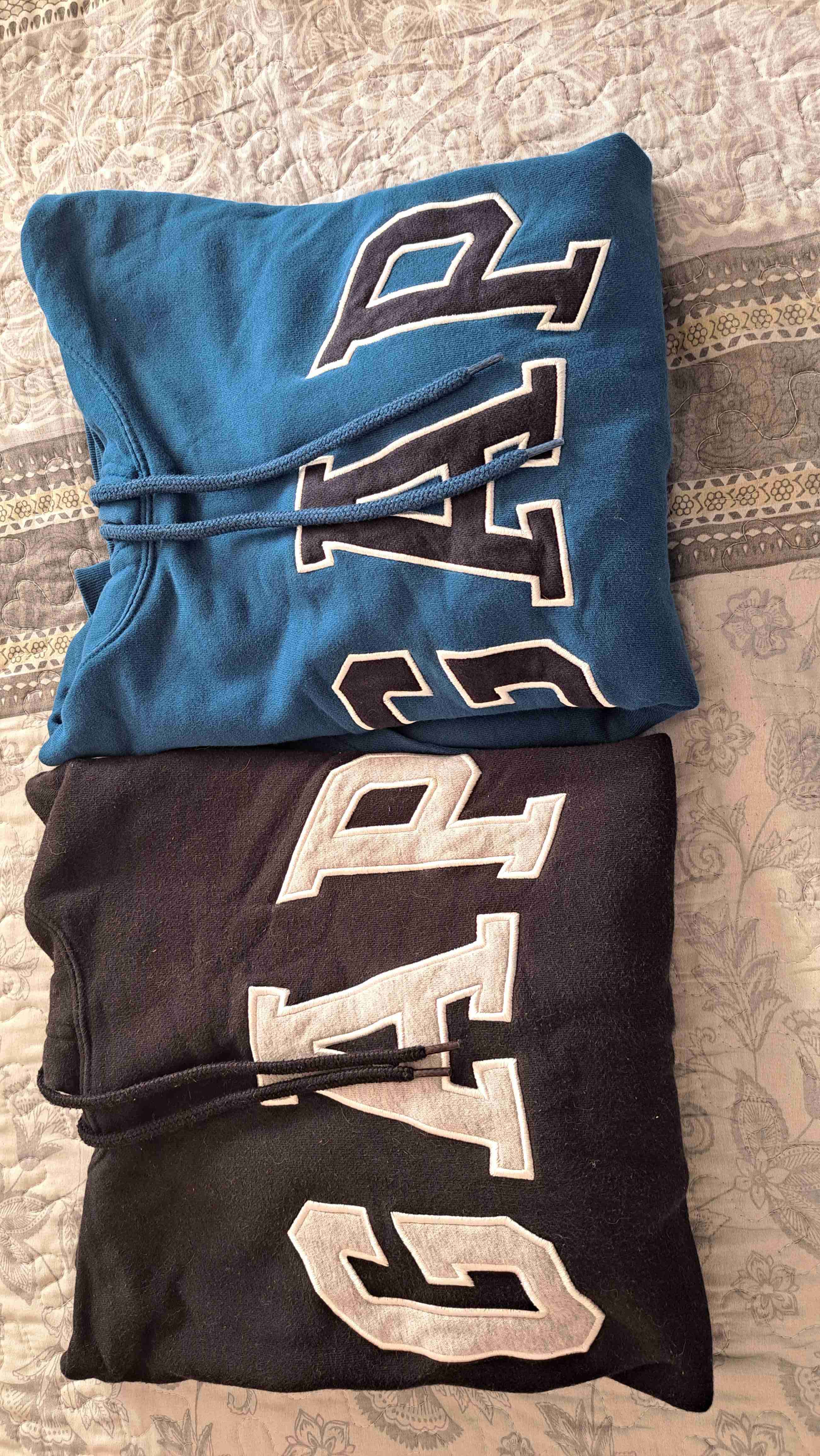 Polerones GAP azul y negro