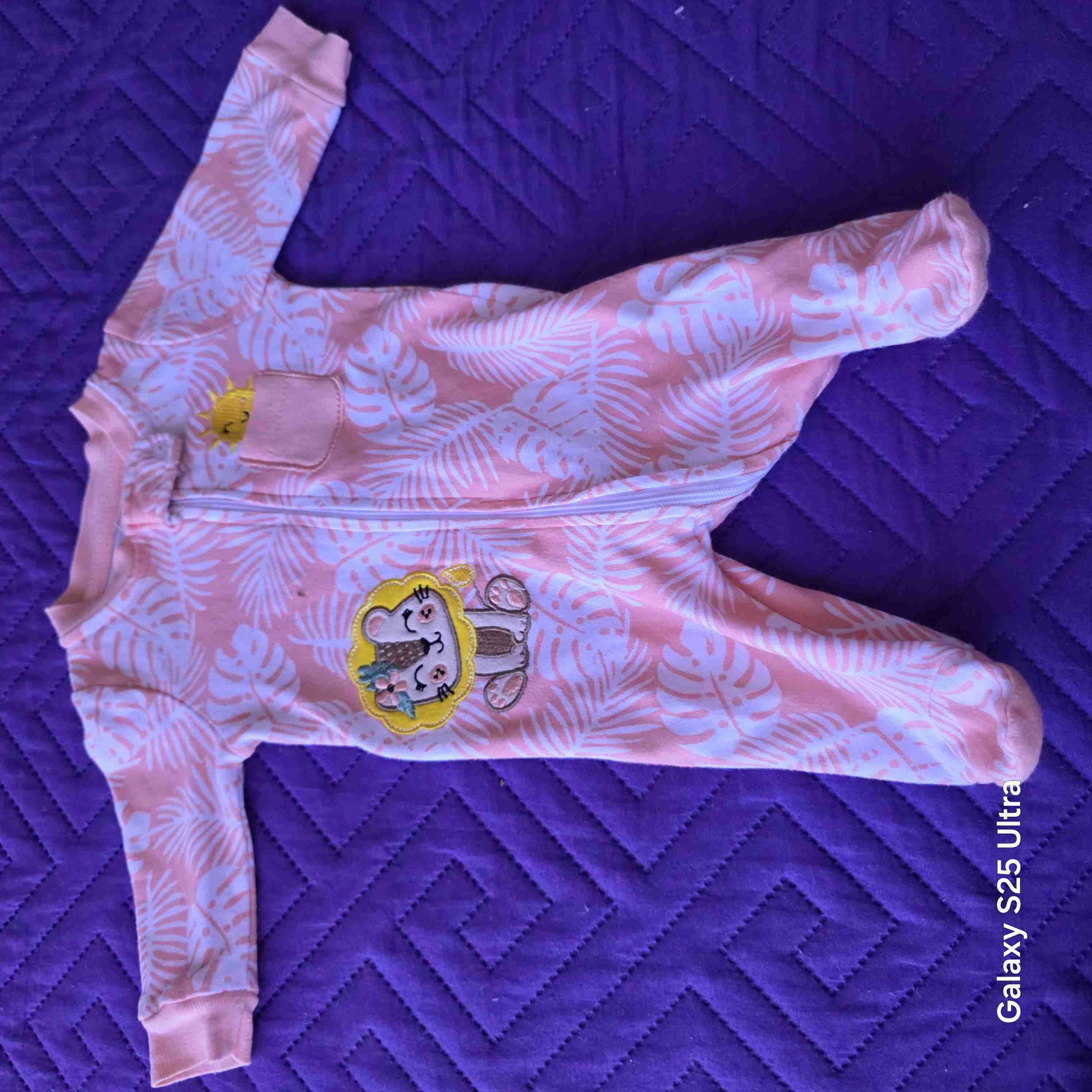 Pijama rosado de bebé con diseño
