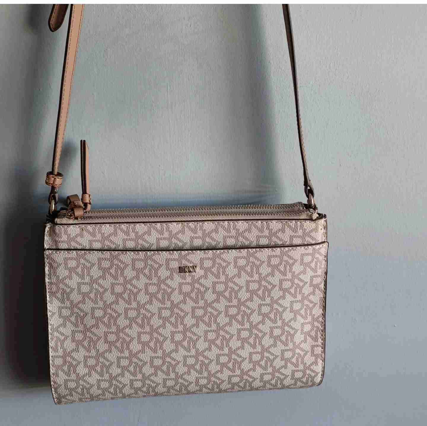Cartera cruzada beige DKNY