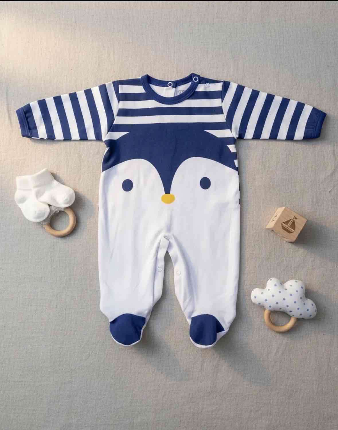 Pijama de bebé con diseño pingüino