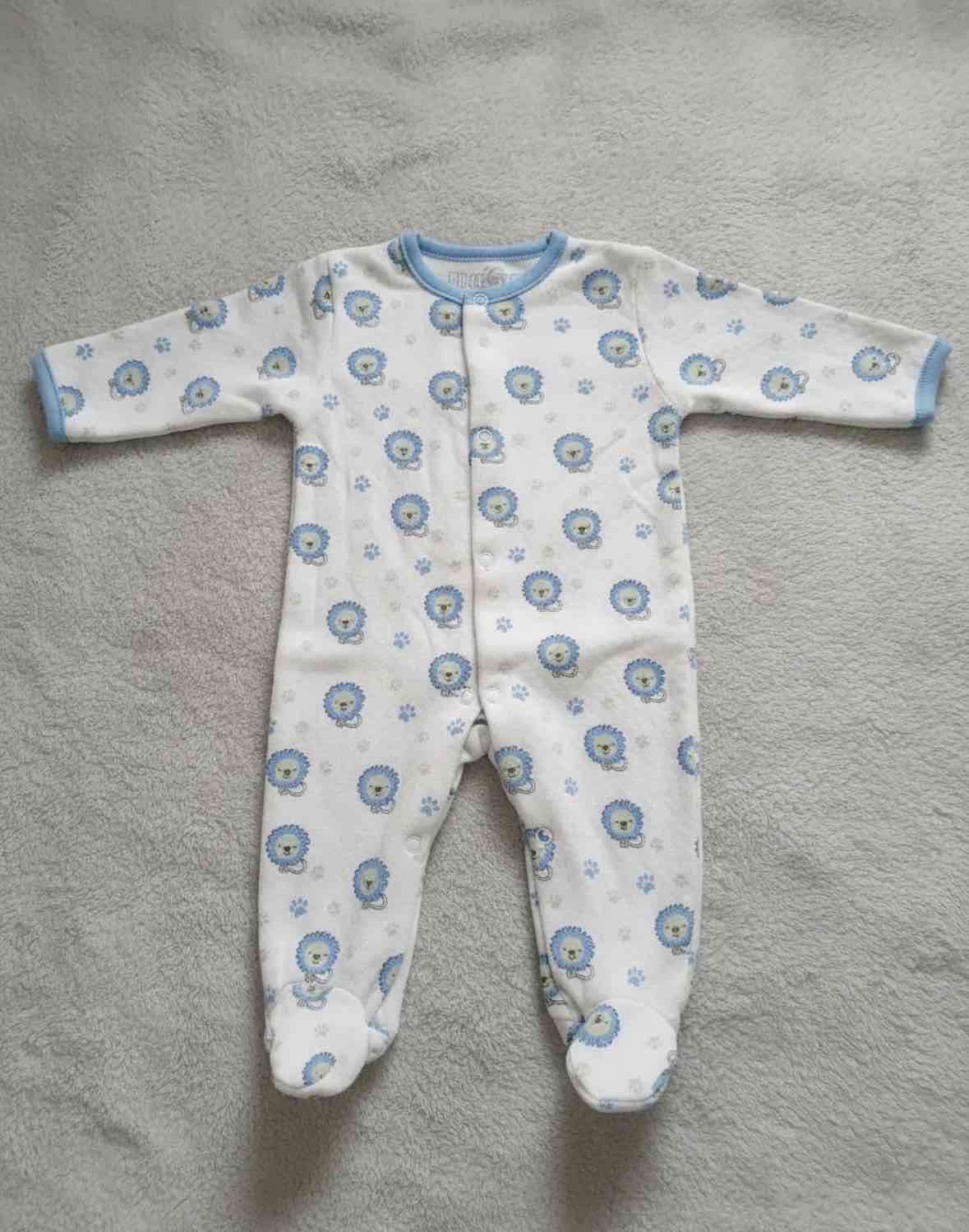 Pijama de bebé con leones
