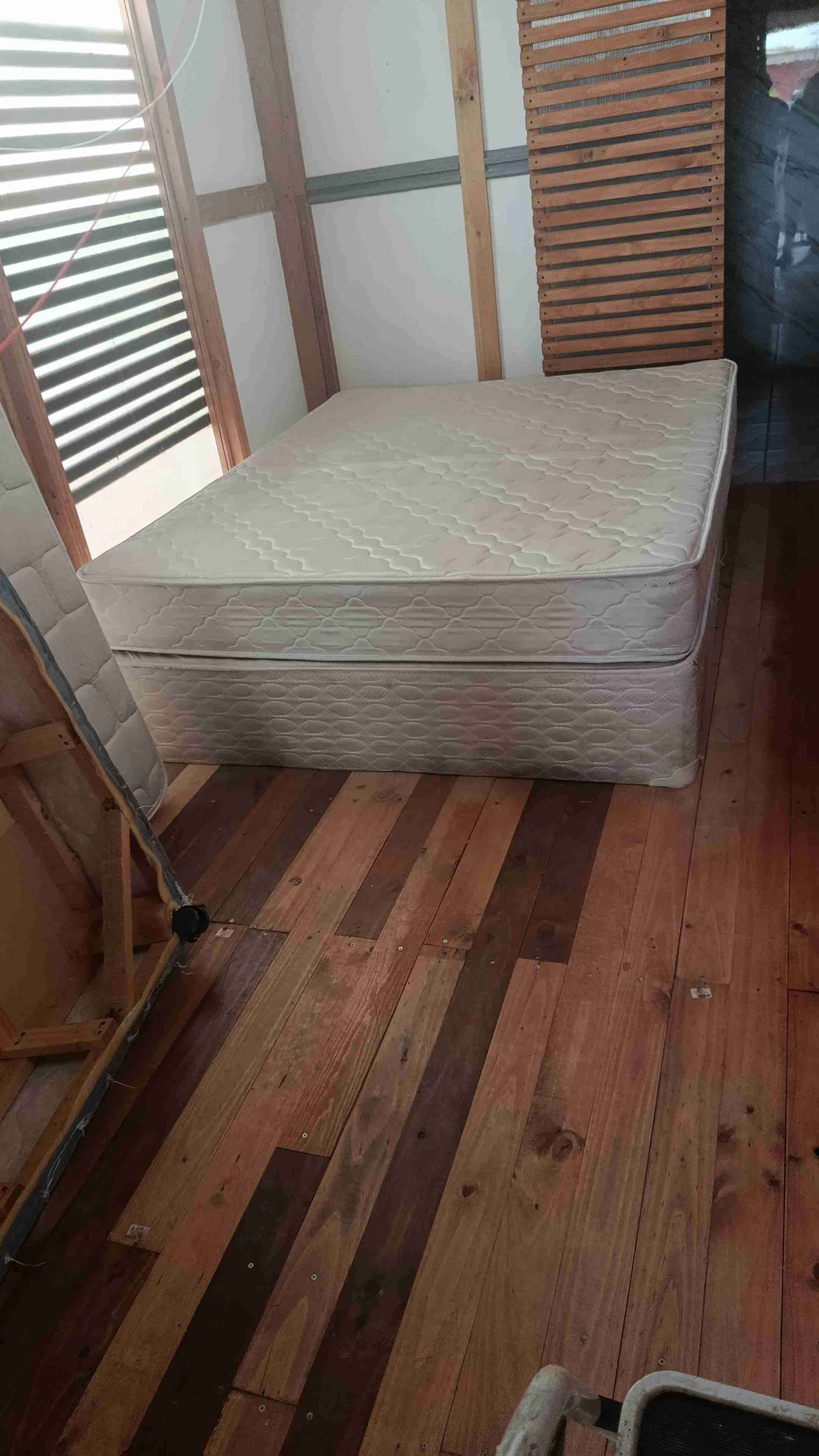 Mini refrigerador blanco cama dos plazas rack espe - miniatura 2