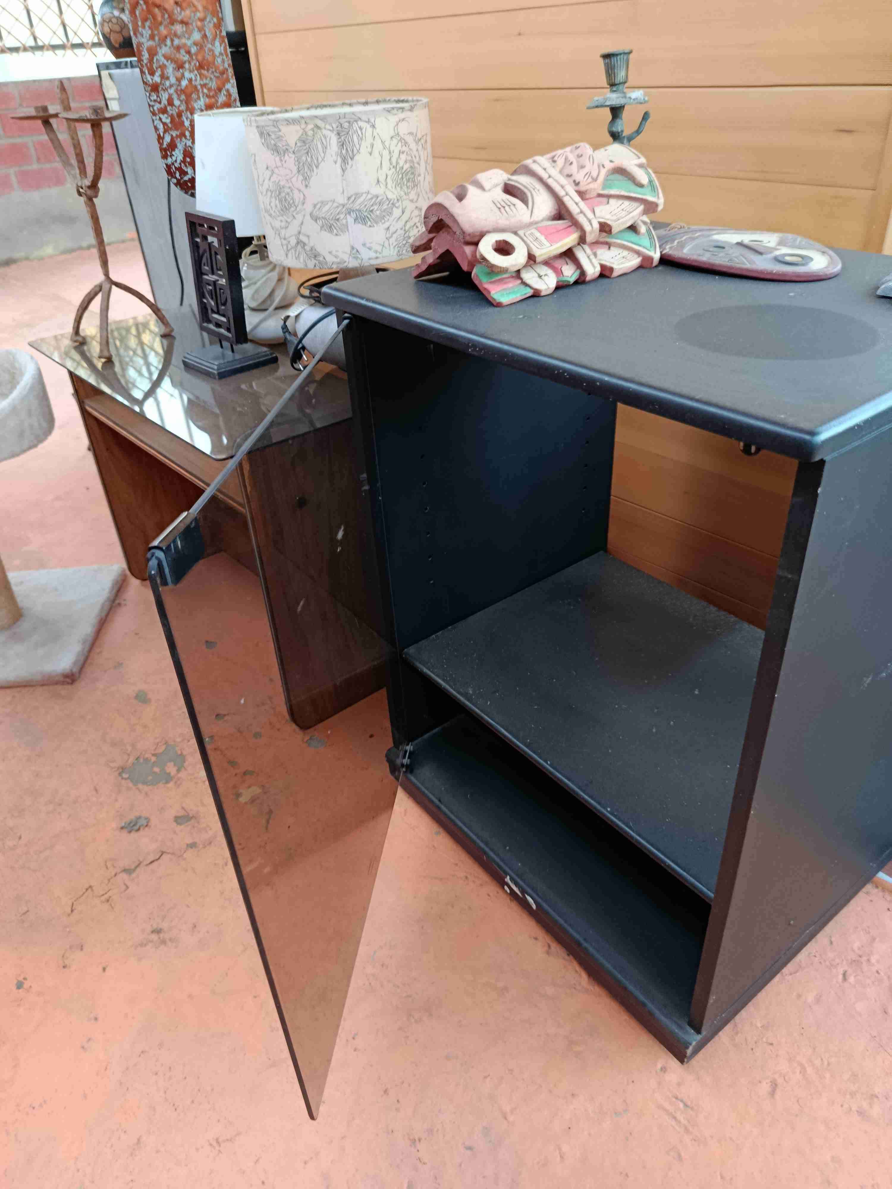 Mini refrigerador blanco cama dos plazas rack espe - miniatura 3