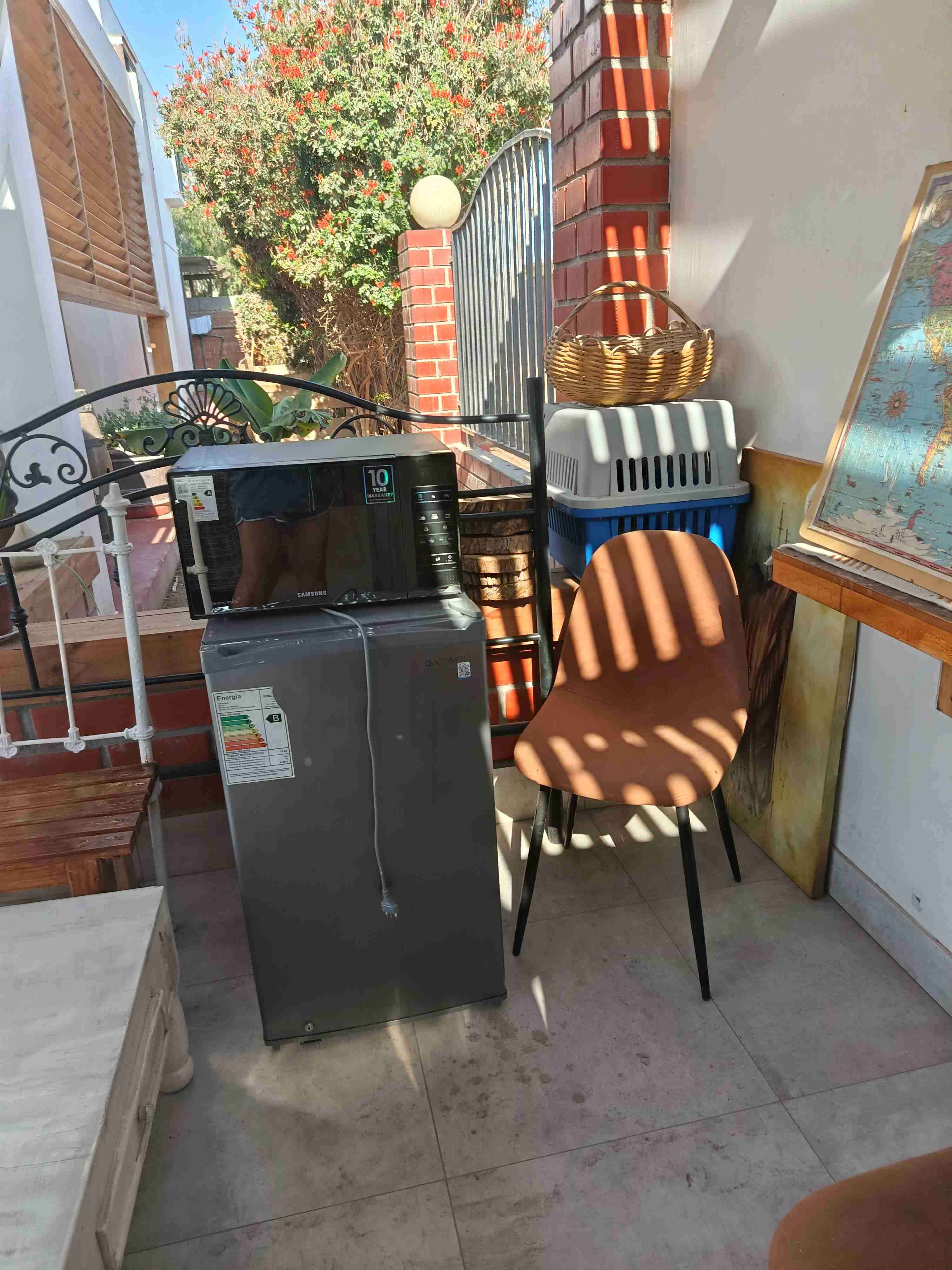 Mini refrigerador blanco cama dos plazas rack espe - miniatura 5