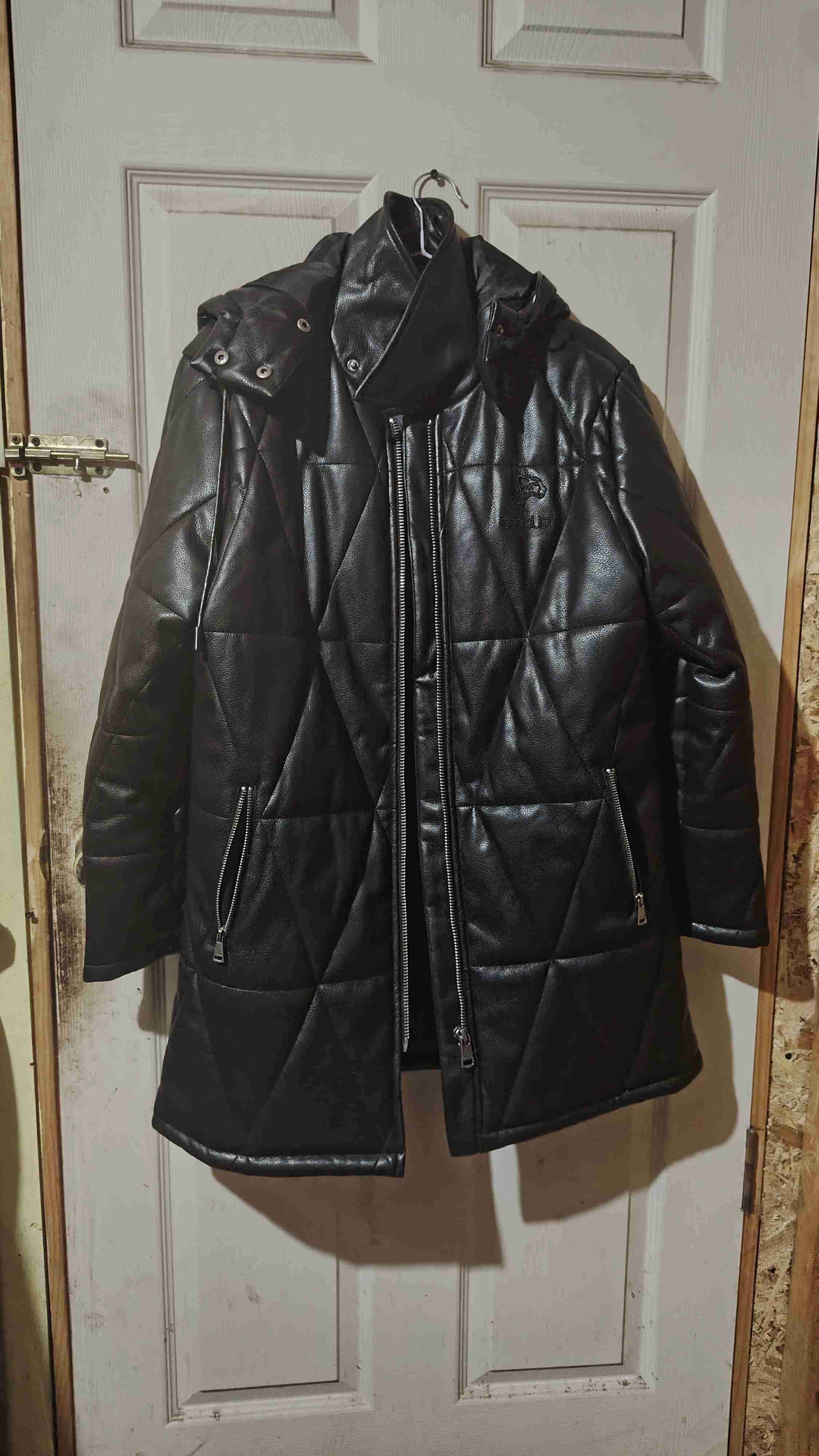 Chaqueta negra con capucha - miniatura 4