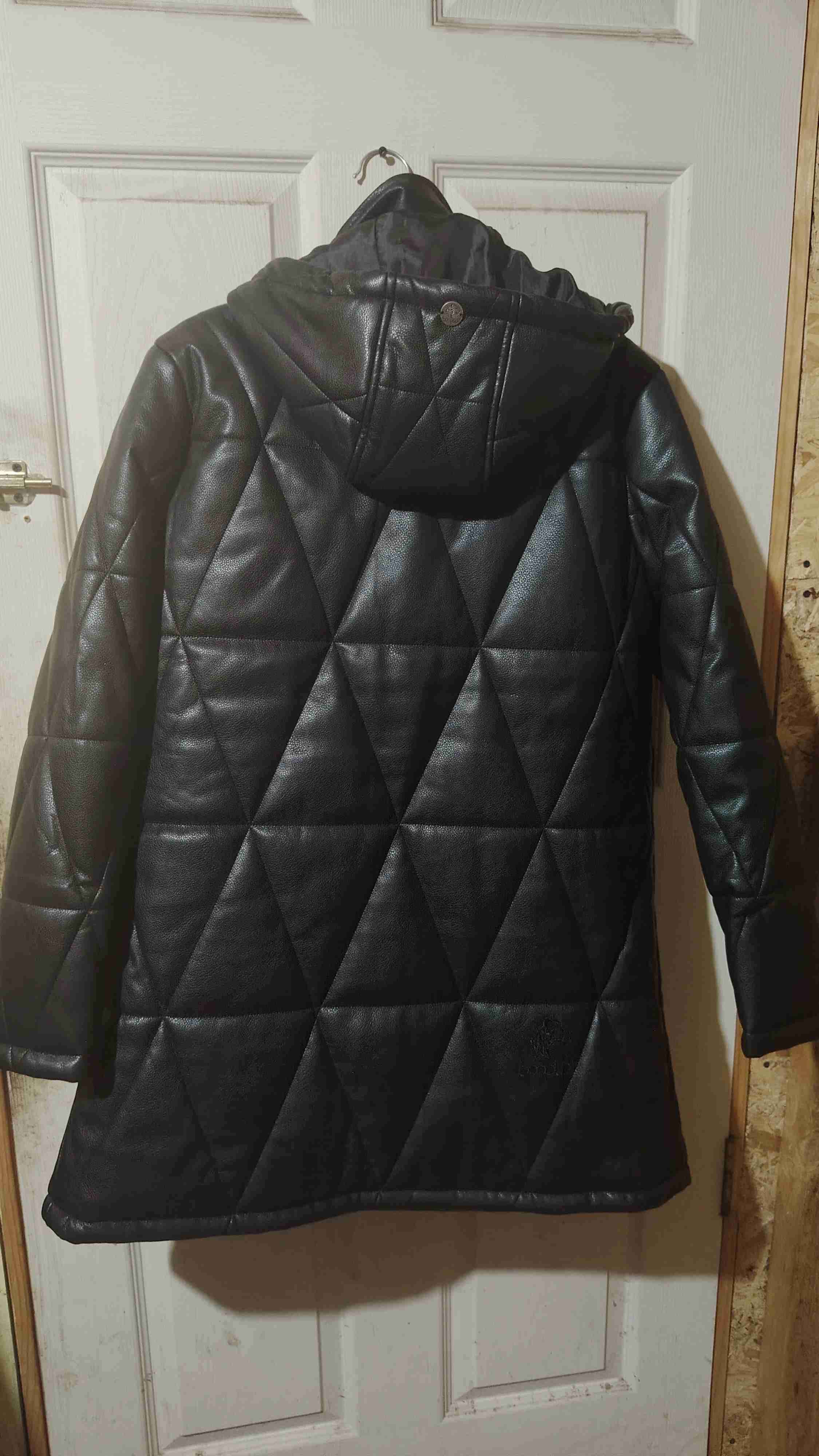 Chaqueta negra con capucha - miniatura 5