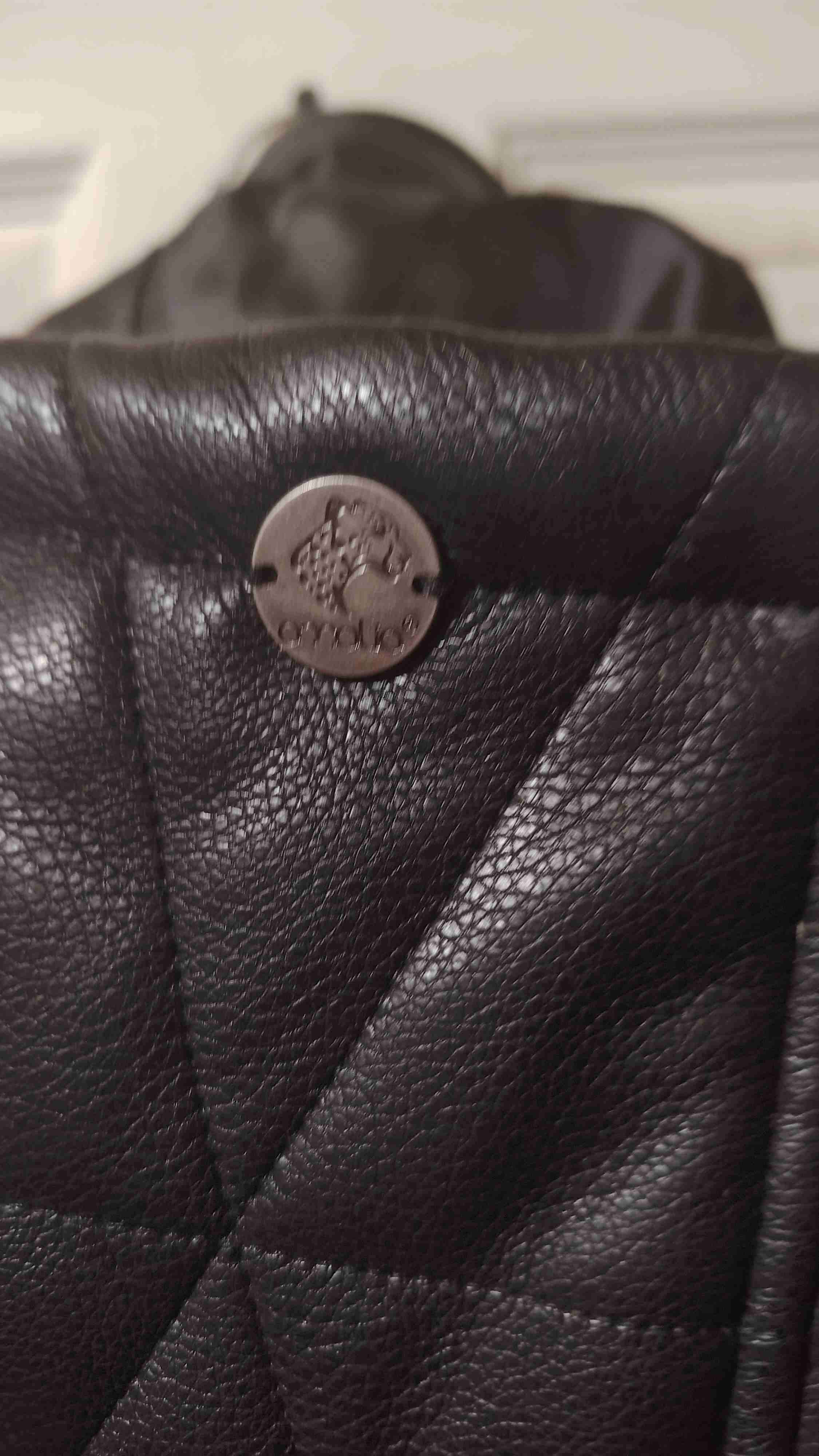 Chaqueta negra con capucha - miniatura 6