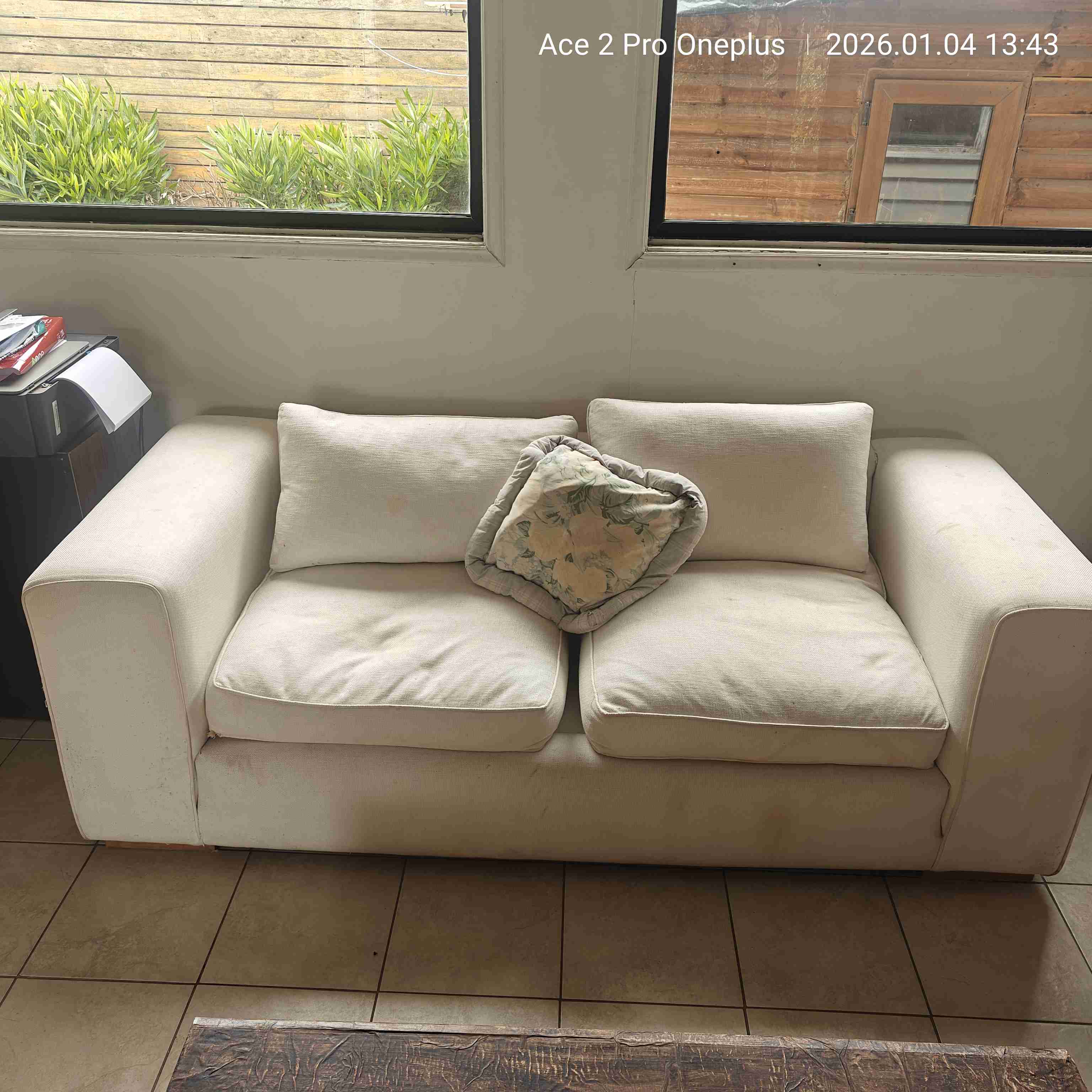 Sofás beige grandes con cojines - miniatura 2