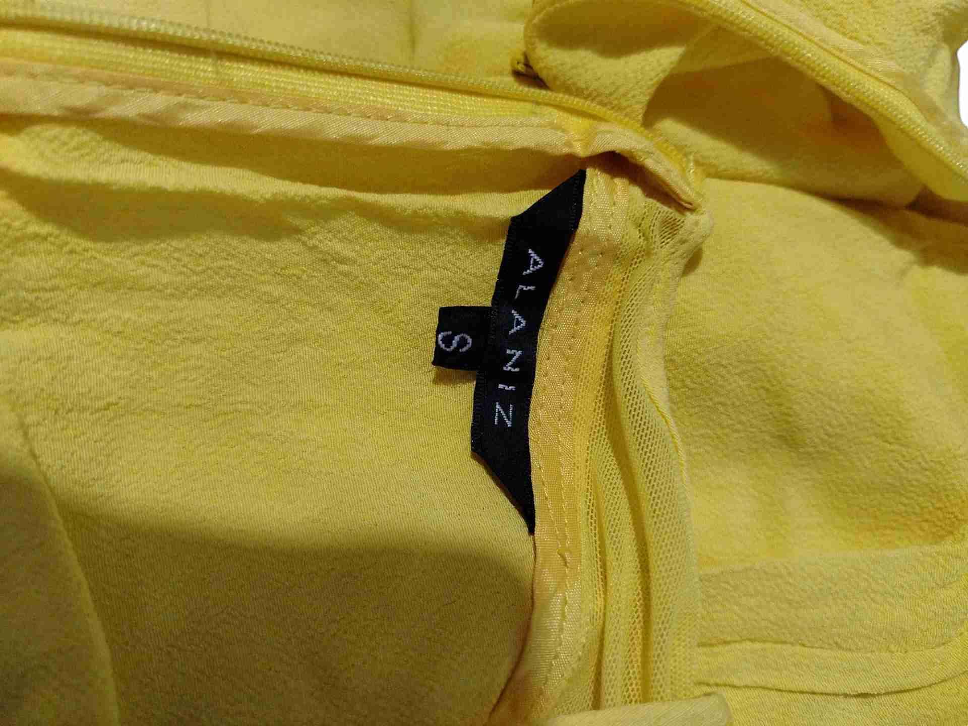 Vestido amarillo con vuelos - miniatura 4