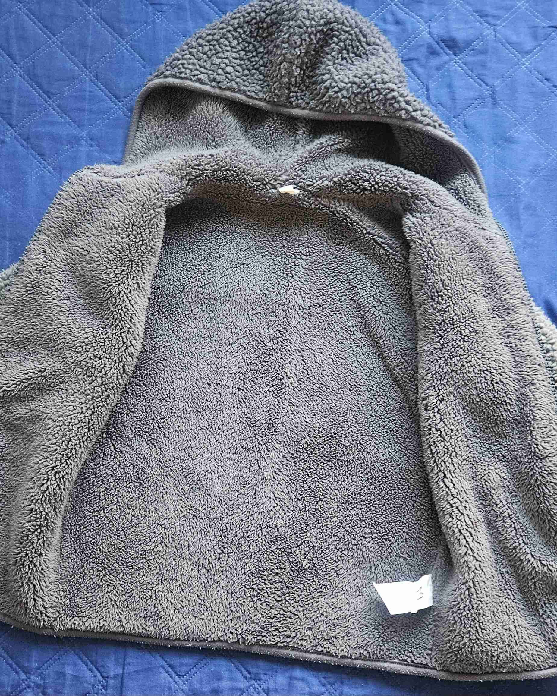Chaqueta polar gris con capucha - miniatura 2