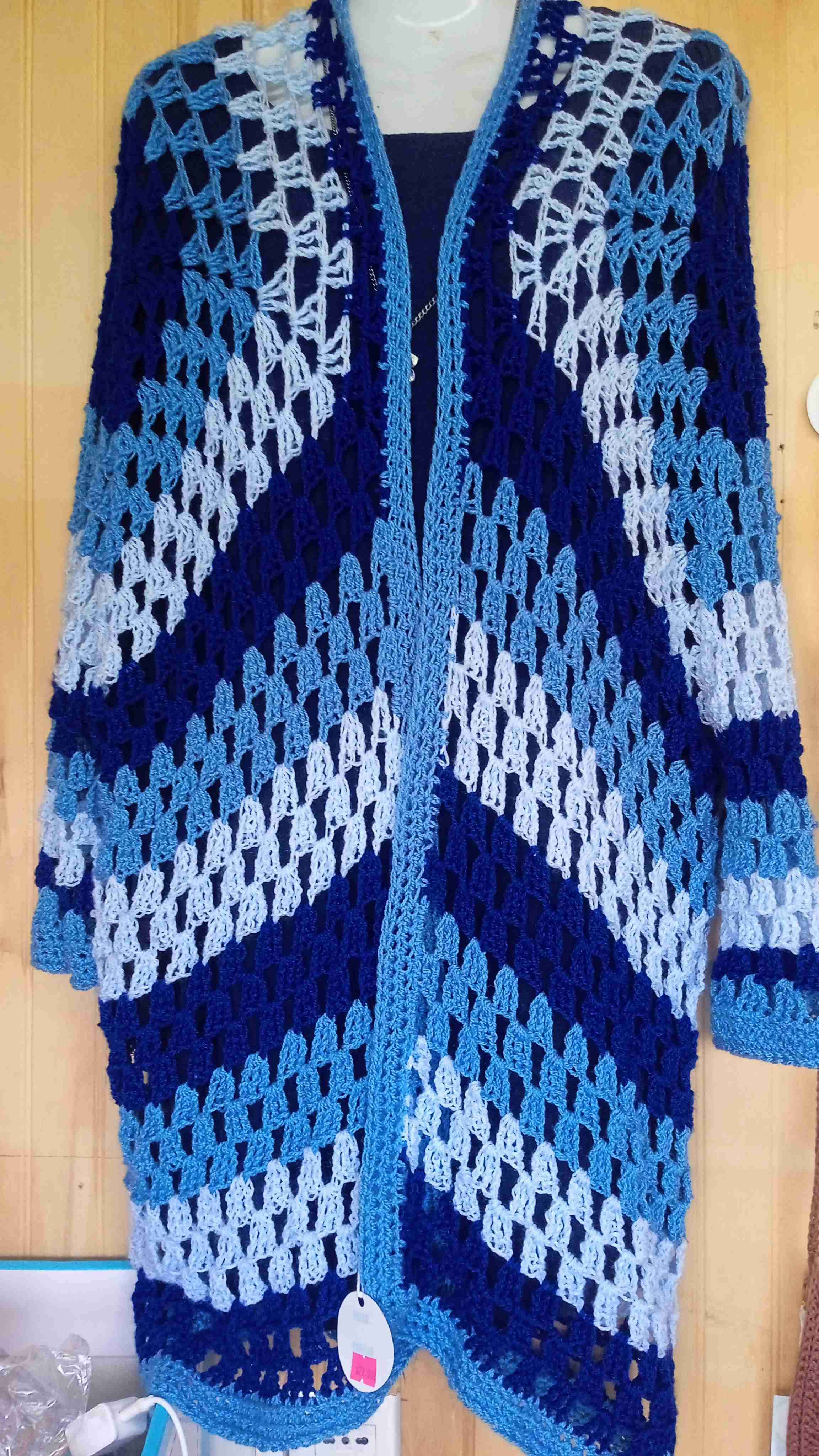 Chaleco tejido a crochet azul